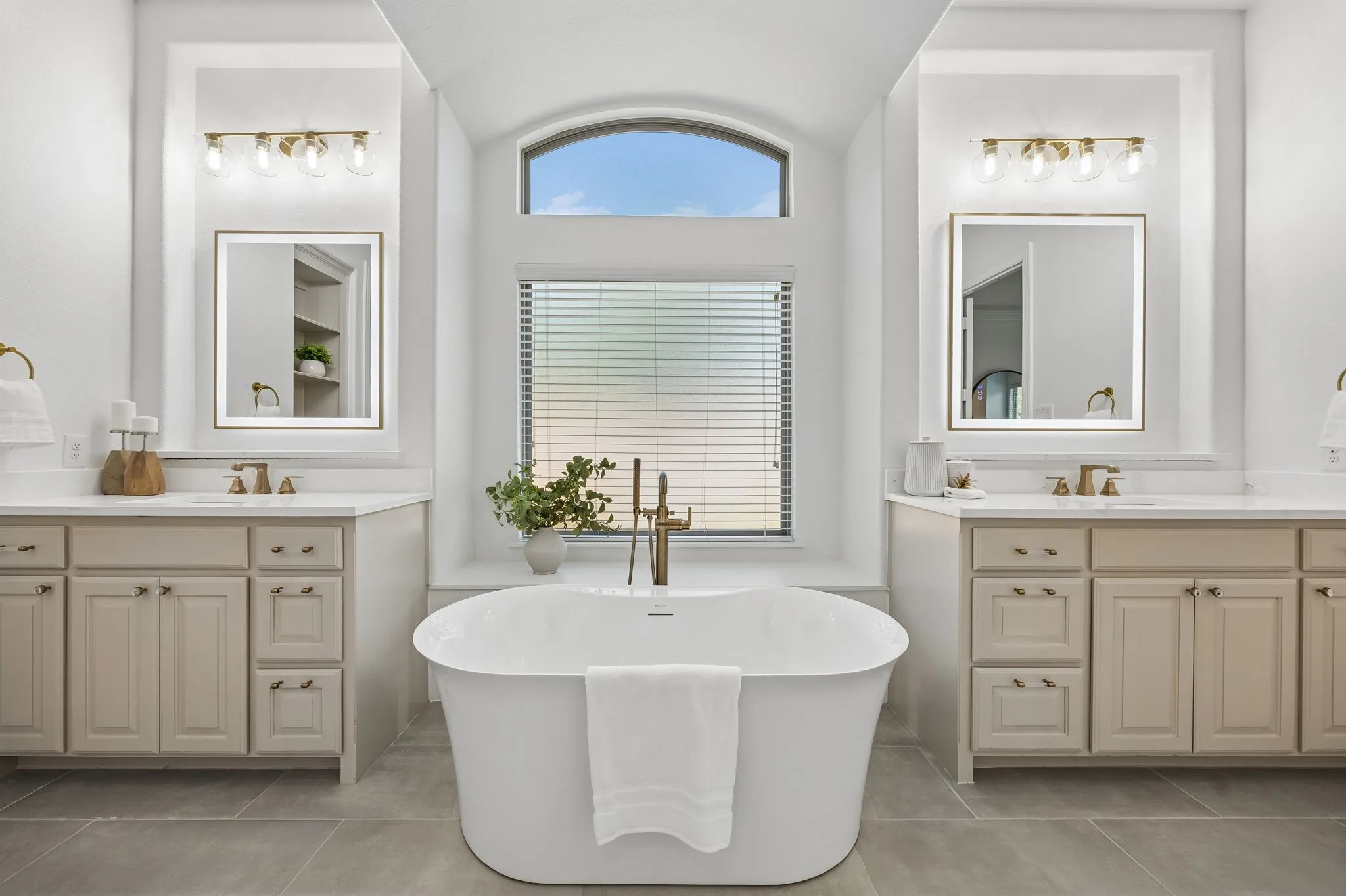 Single Family Residence For Sale in Tarrant County , 2601 Fairhill Lane, Flower Mound, Texas 75022, 4 Bedroom, 5 Bathroom, 3 Garage spaces, 4,100 Sqft, built in 2015, mls#21271557, Real Estate Agent in Flower Mound, Homes For Sale in Tarrant county, Homes For Sale in Flower Mound, Realtor in Flower Mound Texas, Real Estate Brokerage Independent Realty Texas, Luminita Cordes Realtor