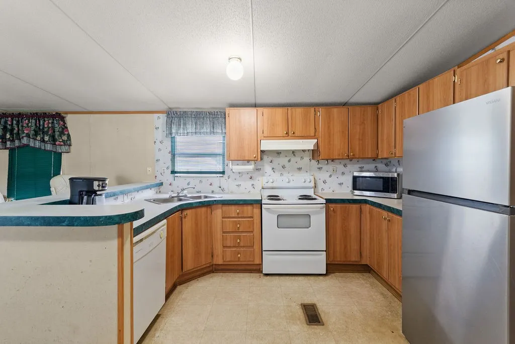 Manufactured Home For Sale in Hill County , 7956 Fm 2114, Hubbard, Texas 76648, 3 Bedrooms, 2 Bathrooms, Garage spaces, 1,088 Sqft, built in 2000, Price $600,000, mls#21272665, Real Estate Agent in Hubbard, Homes For Sale in Hill county, Homes For Sale in Hubbard, Realtor in Hubbard Texas, Real Estate Brokerage Independent Realty Texas, Luminita Cordes Realtor