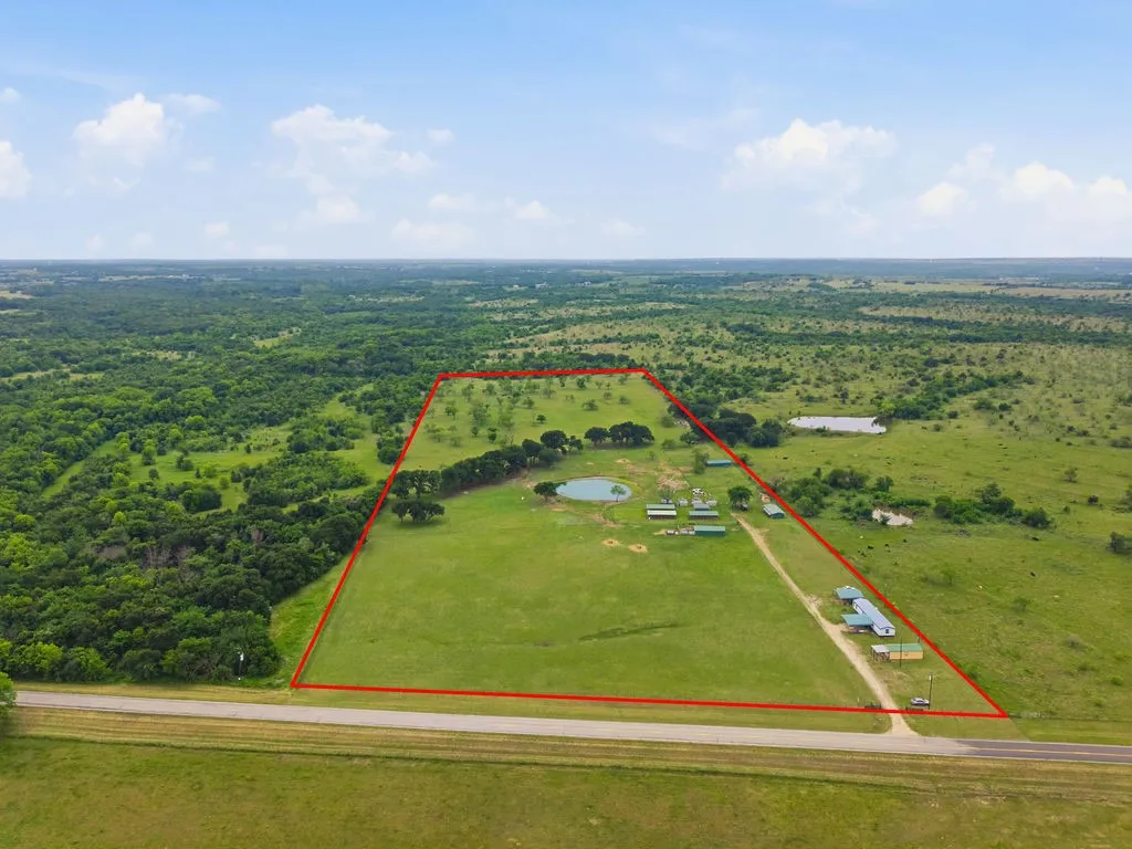Manufactured Home For Sale in Hill County , 7956 Fm 2114, Hubbard, Texas 76648, 3 Bedrooms, 2 Bathrooms, Garage spaces, 1,088 Sqft, built in 2000, Price $600,000, mls#21272665, Real Estate Agent in Hubbard, Homes For Sale in Hill county, Homes For Sale in Hubbard, Realtor in Hubbard Texas, Real Estate Brokerage Independent Realty Texas, Luminita Cordes Realtor