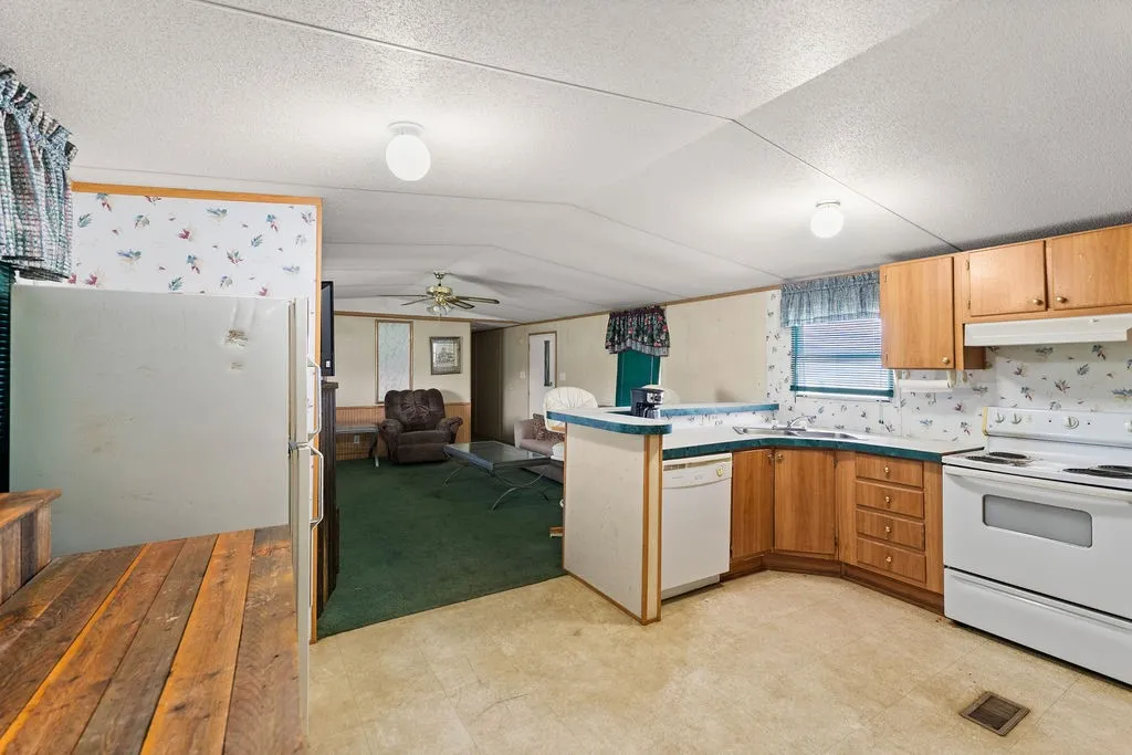 Manufactured Home For Sale in Hill County , 7956 Fm 2114, Hubbard, Texas 76648, 3 Bedrooms, 2 Bathrooms, Garage spaces, 1,088 Sqft, built in 2000, Price $600,000, mls#21272665, Real Estate Agent in Hubbard, Homes For Sale in Hill county, Homes For Sale in Hubbard, Realtor in Hubbard Texas, Real Estate Brokerage Independent Realty Texas, Luminita Cordes Realtor