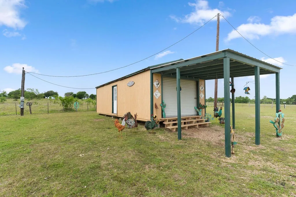 Manufactured Home For Sale in Hill County , 7956 Fm 2114, Hubbard, Texas 76648, 3 Bedrooms, 2 Bathrooms, Garage spaces, 1,088 Sqft, built in 2000, Price $600,000, mls#21272665, Real Estate Agent in Hubbard, Homes For Sale in Hill county, Homes For Sale in Hubbard, Realtor in Hubbard Texas, Real Estate Brokerage Independent Realty Texas, Luminita Cordes Realtor