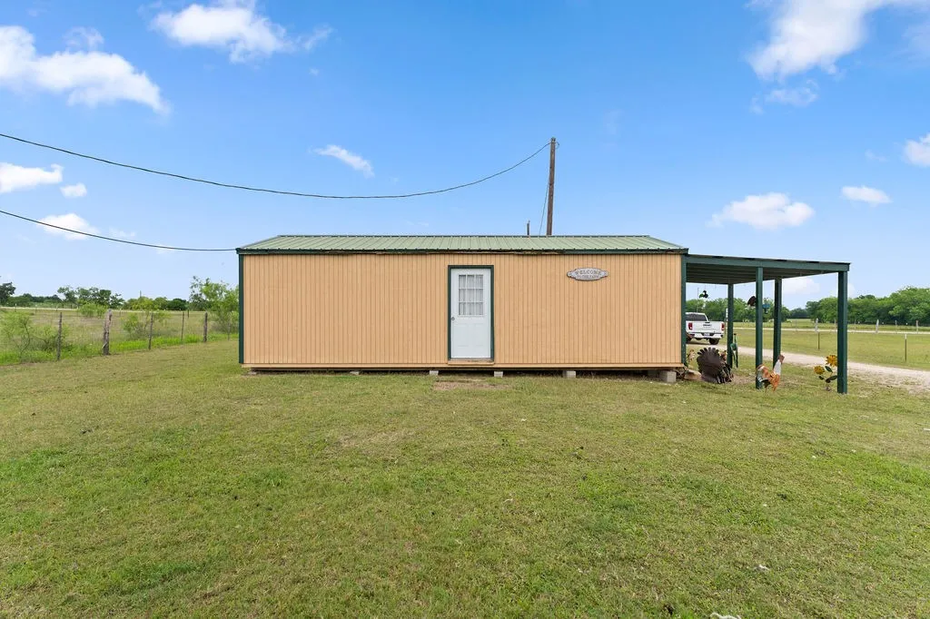 Manufactured Home For Sale in Hill County , 7956 Fm 2114, Hubbard, Texas 76648, 3 Bedrooms, 2 Bathrooms, Garage spaces, 1,088 Sqft, built in 2000, Price $600,000, mls#21272665, Real Estate Agent in Hubbard, Homes For Sale in Hill county, Homes For Sale in Hubbard, Realtor in Hubbard Texas, Real Estate Brokerage Independent Realty Texas, Luminita Cordes Realtor