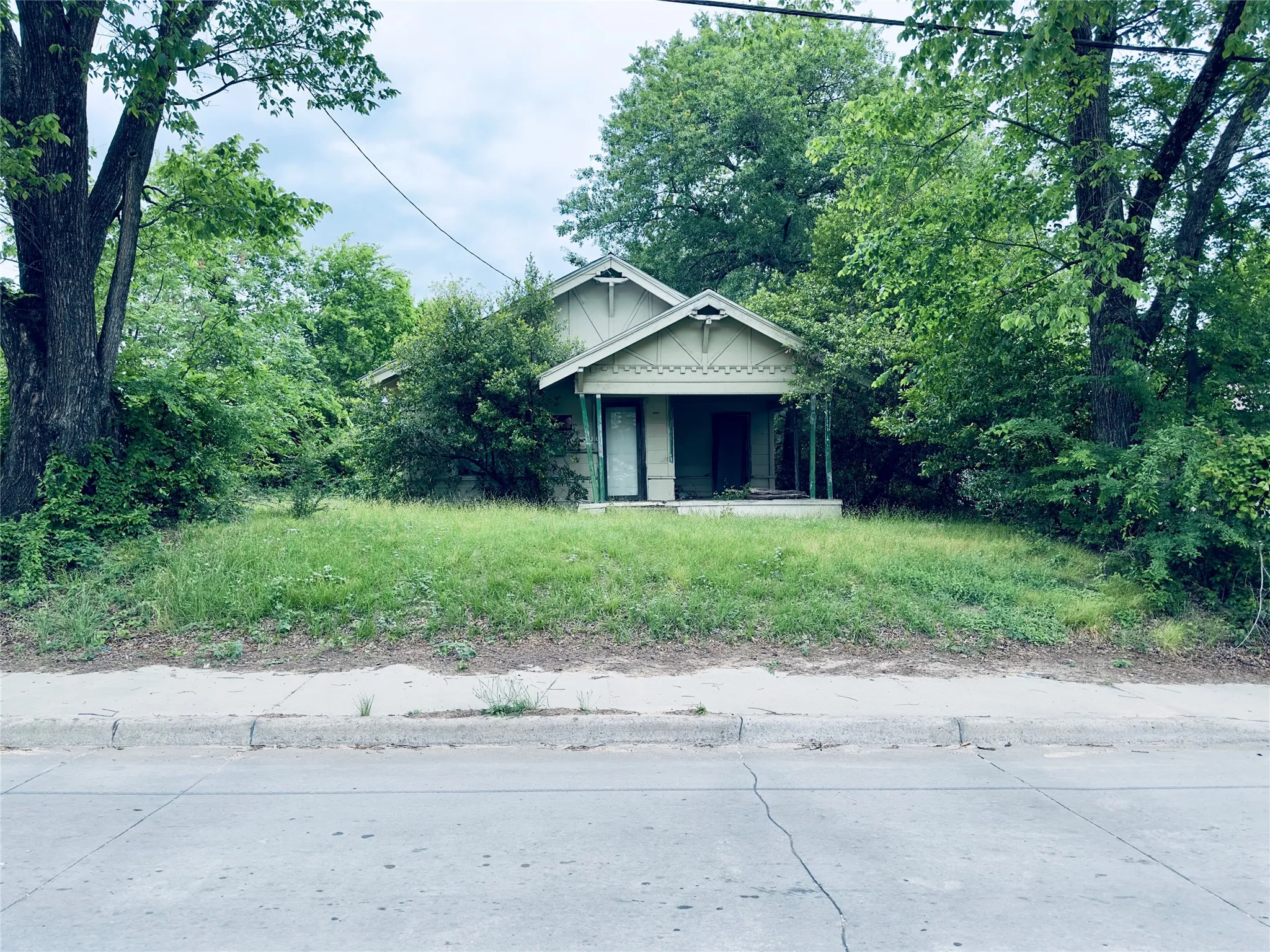 Single Family Residence For Sale in Hopkins County , 606 Houston Street, Sulphur Springs, Texas 75482, 3 Bedroom, 0, Garage spaces, 1,260 Sqft, built in 1921, mls#21273351, Real Estate Agent in Sulphur Springs, Homes For Sale in Hopkins county, Homes For Sale in Sulphur Springs, Realtor in Sulphur Springs Texas, Real Estate Brokerage Independent Realty Texas, Luminita Cordes Realtor