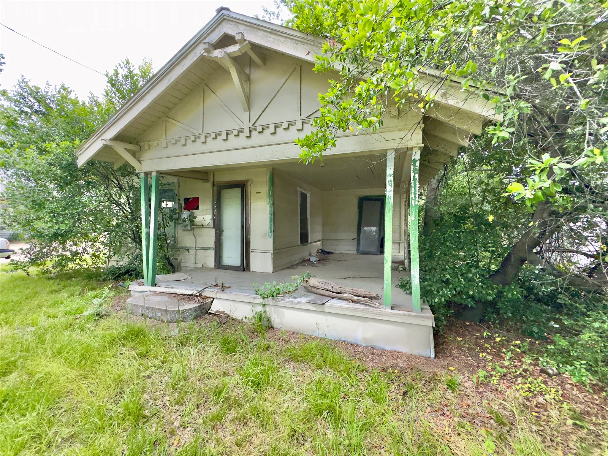 Single Family Residence For Sale in Hopkins County , 606 Houston Street, Sulphur Springs, Texas 75482, 3 Bedroom, 0, Garage spaces, 1,260 Sqft, built in 1921, mls#21273351, Real Estate Agent in Sulphur Springs, Homes For Sale in Hopkins county, Homes For Sale in Sulphur Springs, Realtor in Sulphur Springs Texas, Real Estate Brokerage Independent Realty Texas, Luminita Cordes Realtor