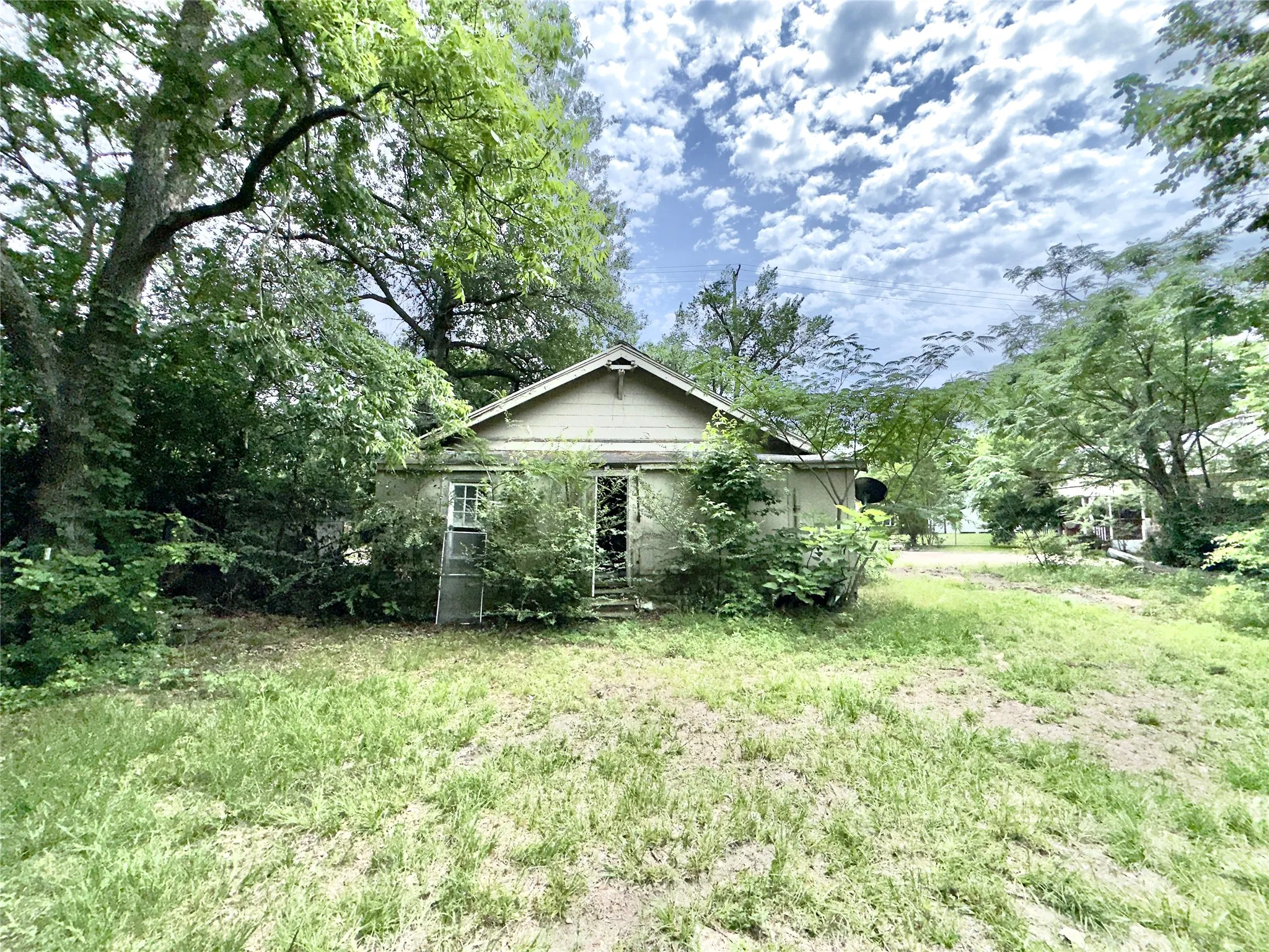 Single Family Residence For Sale in Hopkins County , 606 Houston Street, Sulphur Springs, Texas 75482, 3 Bedroom, 0, Garage spaces, 1,260 Sqft, built in 1921, mls#21273351, Real Estate Agent in Sulphur Springs, Homes For Sale in Hopkins county, Homes For Sale in Sulphur Springs, Realtor in Sulphur Springs Texas, Real Estate Brokerage Independent Realty Texas, Luminita Cordes Realtor