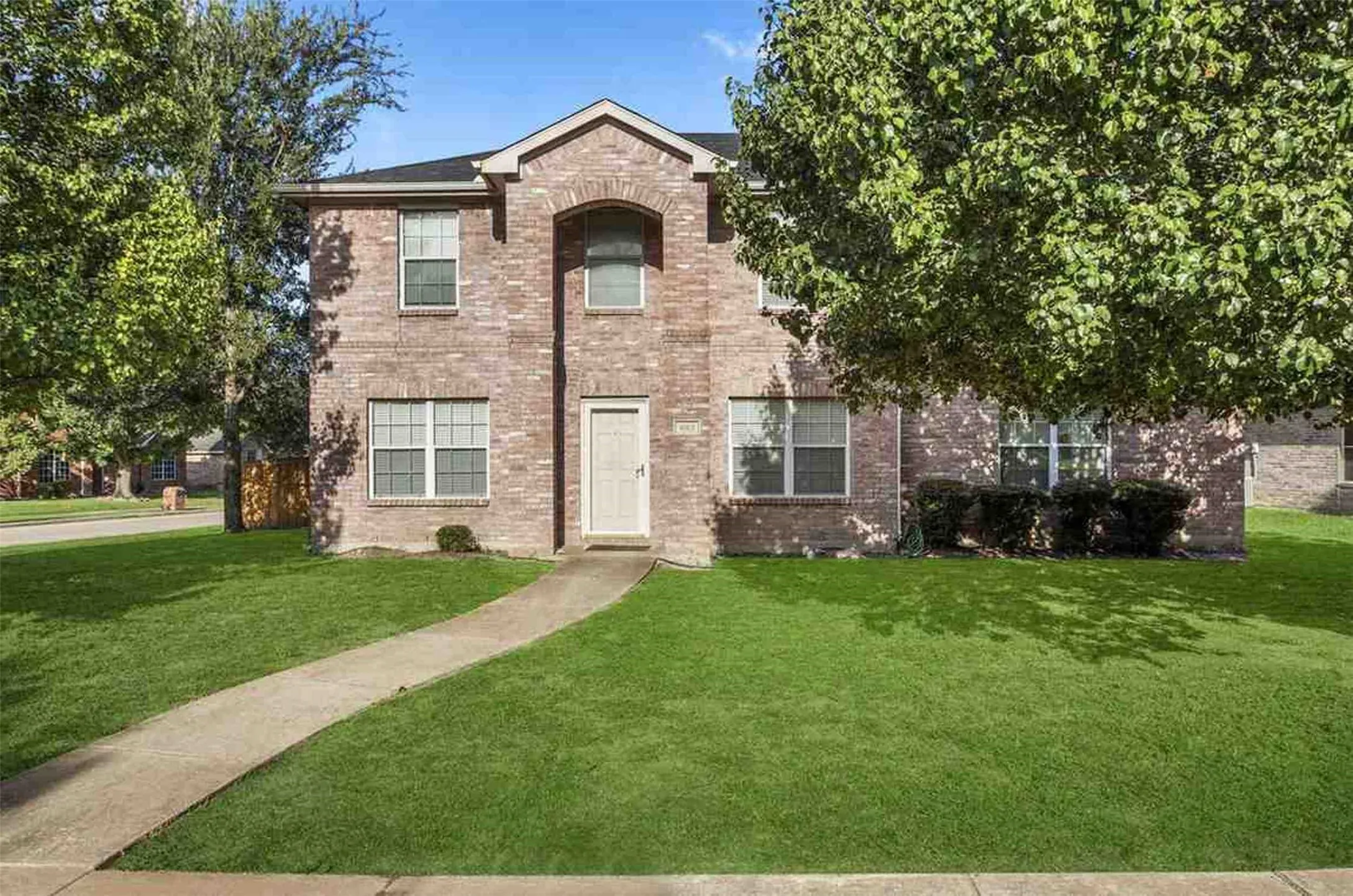 Single Family Residence For Sale in Dallas County , 603 Zollman Court, Lancaster, Texas 75146, 3 Bedrooms, 3 Bathrooms, 2 Garage spaces, 2,912 Sqft, built in 2005, Price $313,000, mls#21273352, Real Estate Agent in Lancaster, Homes For Sale in Dallas county, Homes For Sale in Lancaster, Realtor in Lancaster Texas, Real Estate Brokerage Independent Realty Texas, Luminita Cordes Realtor