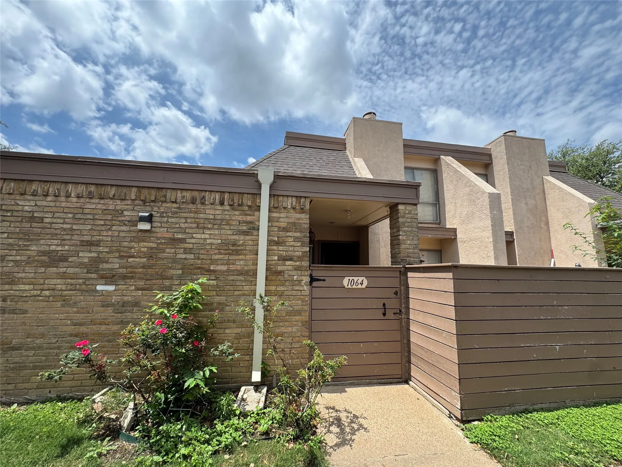 Condominium For Sale in Dallas County , 3045 Park Lane 1064, Dallas, Texas 75220, 2 Bedroom, 2 Bathroom, Garage spaces, 969 Sqft, built in 1969, mls#21273372, Real Estate Agent in Dallas, Homes For Sale in Dallas county, Homes For Sale in Dallas, Realtor in Dallas Texas, Real Estate Brokerage Independent Realty Texas, Luminita Cordes Realtor