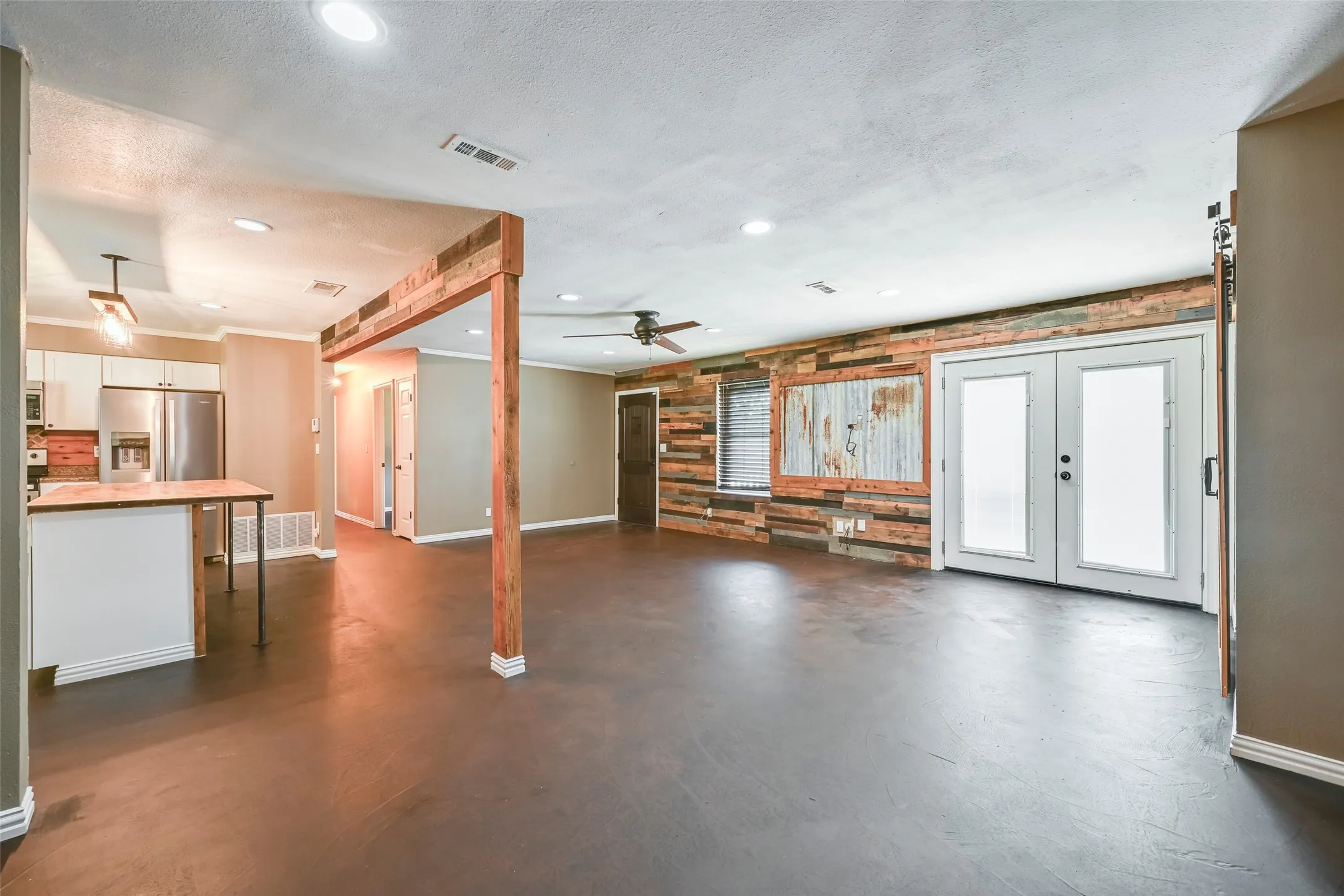 Single Family Residence For Sale in Hood County , 2024 Walker Street, Granbury, Texas 76048, 3 Bedroom, 2 Bathroom, 1 Garage spaces, 1,678 Sqft, built in 1983, mls#21273026, Real Estate Agent in Granbury, Homes For Sale in Hood county, Homes For Sale in Granbury, Realtor in Granbury Texas, Real Estate Brokerage Independent Realty Texas, Luminita Cordes Realtor