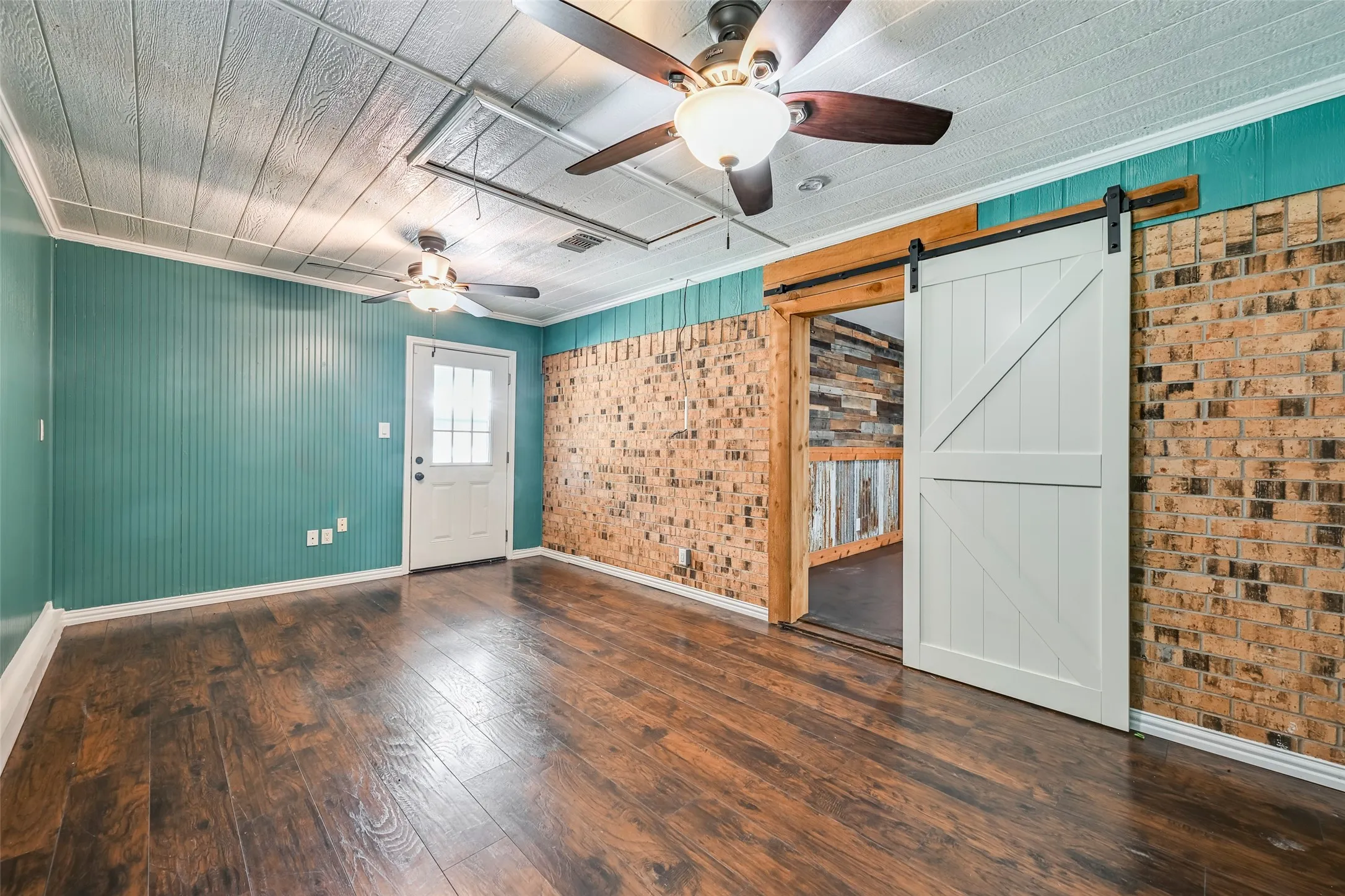 Single Family Residence For Sale in Hood County , 2024 Walker Street, Granbury, Texas 76048, 3 Bedroom, 2 Bathroom, 1 Garage spaces, 1,678 Sqft, built in 1983, mls#21273026, Real Estate Agent in Granbury, Homes For Sale in Hood county, Homes For Sale in Granbury, Realtor in Granbury Texas, Real Estate Brokerage Independent Realty Texas, Luminita Cordes Realtor