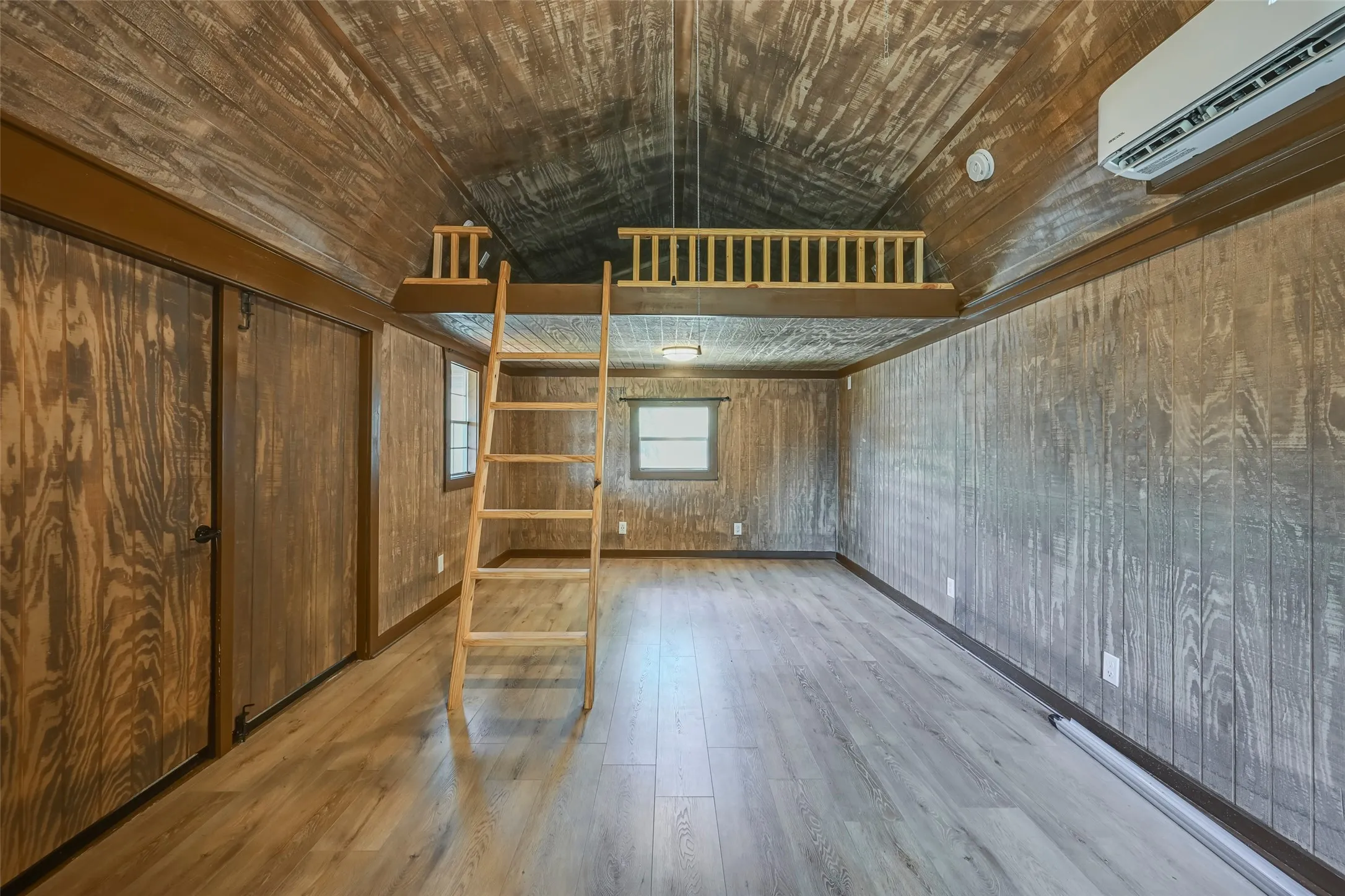 Single Family Residence For Sale in Hood County , 2024 Walker Street, Granbury, Texas 76048, 3 Bedroom, 2 Bathroom, 1 Garage spaces, 1,678 Sqft, built in 1983, mls#21273026, Real Estate Agent in Granbury, Homes For Sale in Hood county, Homes For Sale in Granbury, Realtor in Granbury Texas, Real Estate Brokerage Independent Realty Texas, Luminita Cordes Realtor