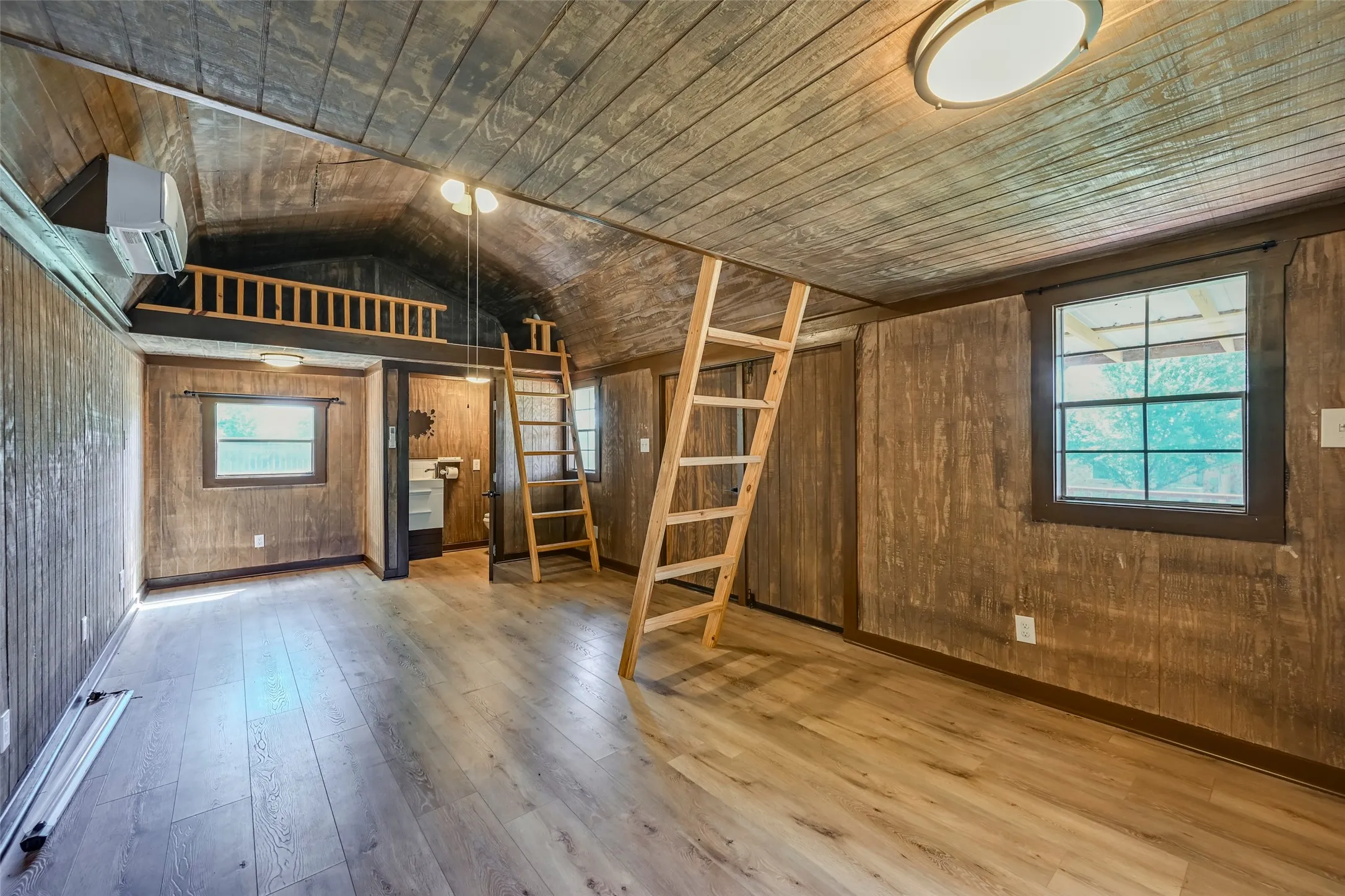 Single Family Residence For Sale in Hood County , 2024 Walker Street, Granbury, Texas 76048, 3 Bedroom, 2 Bathroom, 1 Garage spaces, 1,678 Sqft, built in 1983, mls#21273026, Real Estate Agent in Granbury, Homes For Sale in Hood county, Homes For Sale in Granbury, Realtor in Granbury Texas, Real Estate Brokerage Independent Realty Texas, Luminita Cordes Realtor