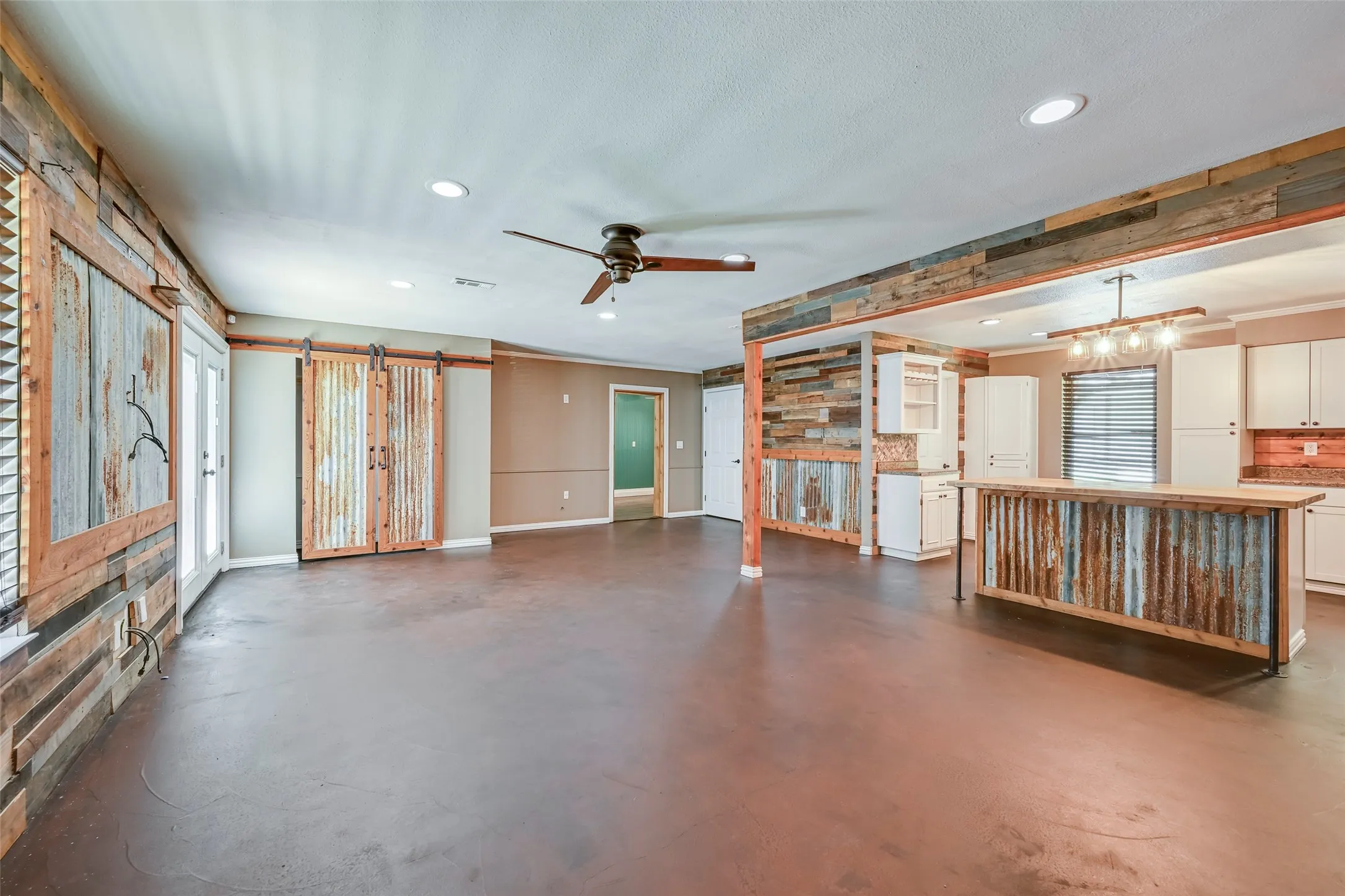 Single Family Residence For Sale in Hood County , 2024 Walker Street, Granbury, Texas 76048, 3 Bedroom, 2 Bathroom, 1 Garage spaces, 1,678 Sqft, built in 1983, mls#21273026, Real Estate Agent in Granbury, Homes For Sale in Hood county, Homes For Sale in Granbury, Realtor in Granbury Texas, Real Estate Brokerage Independent Realty Texas, Luminita Cordes Realtor