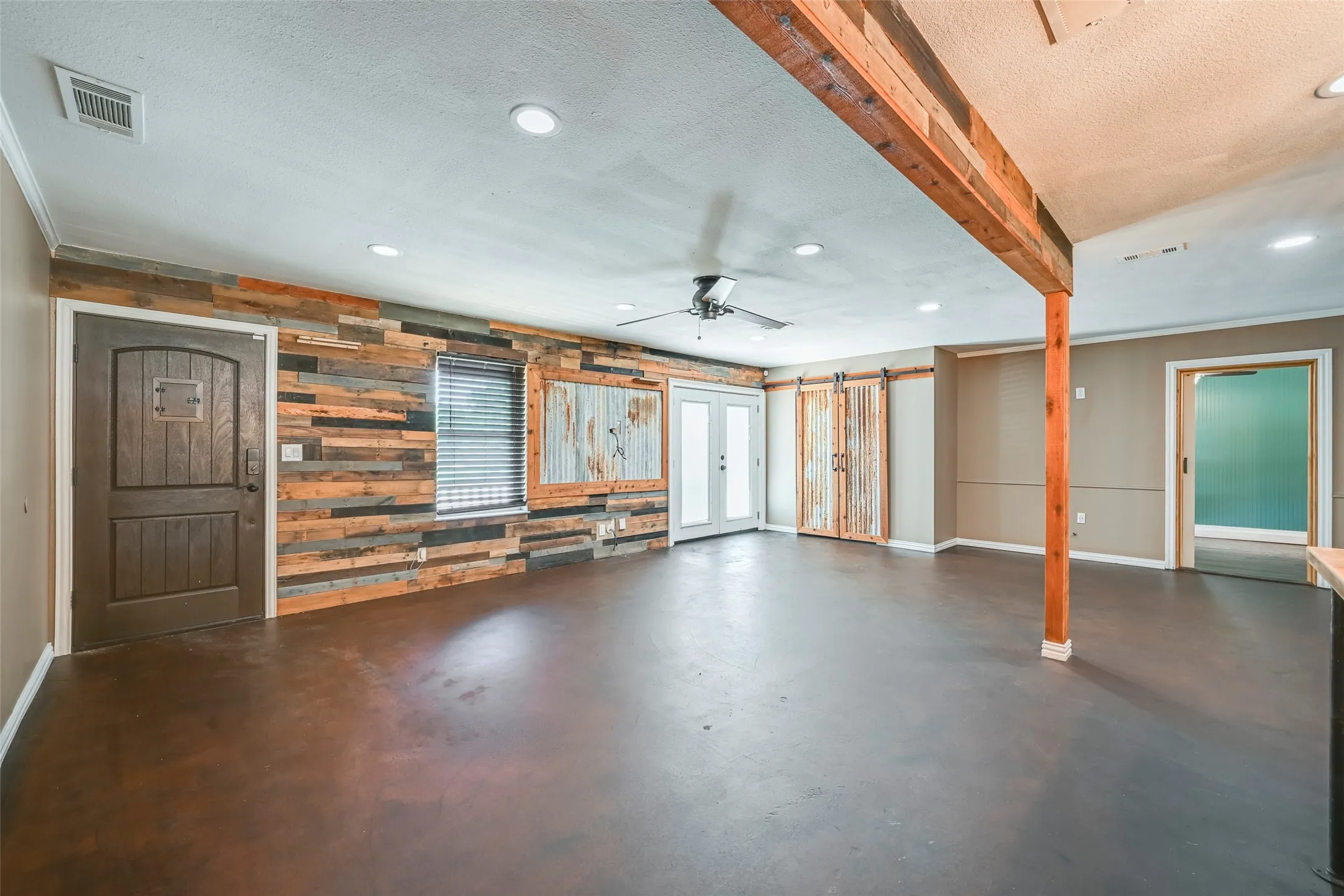 Single Family Residence For Sale in Hood County , 2024 Walker Street, Granbury, Texas 76048, 3 Bedroom, 2 Bathroom, 1 Garage spaces, 1,678 Sqft, built in 1983, mls#21273026, Real Estate Agent in Granbury, Homes For Sale in Hood county, Homes For Sale in Granbury, Realtor in Granbury Texas, Real Estate Brokerage Independent Realty Texas, Luminita Cordes Realtor