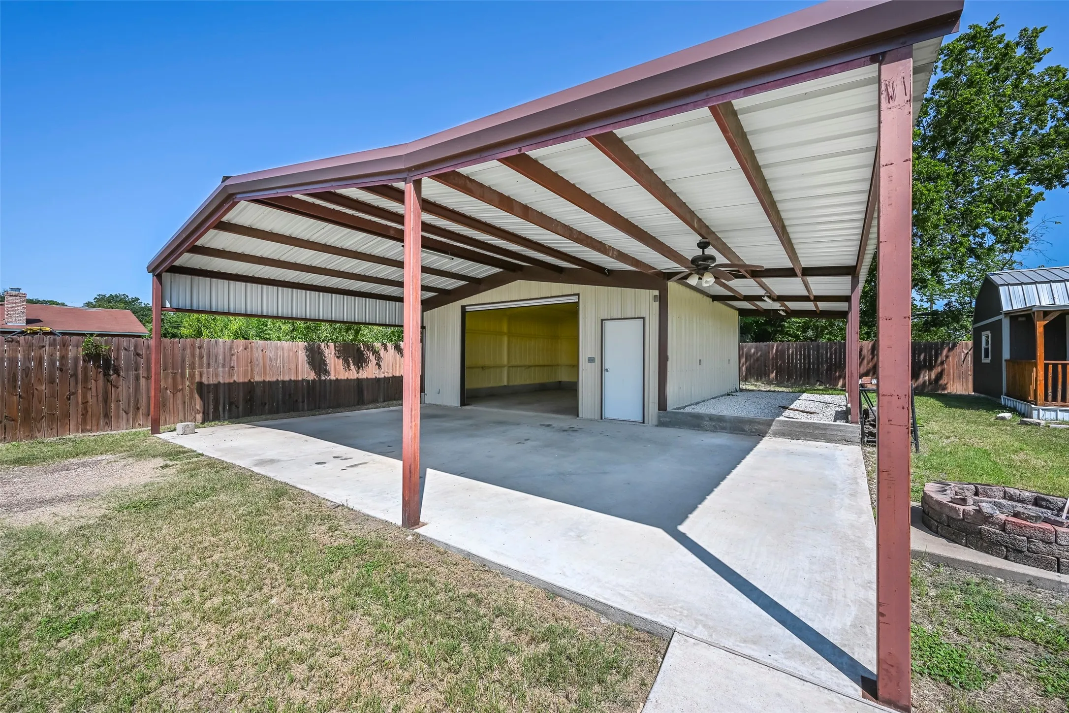 Nice Garage,or workshop with Covered Carport and patio