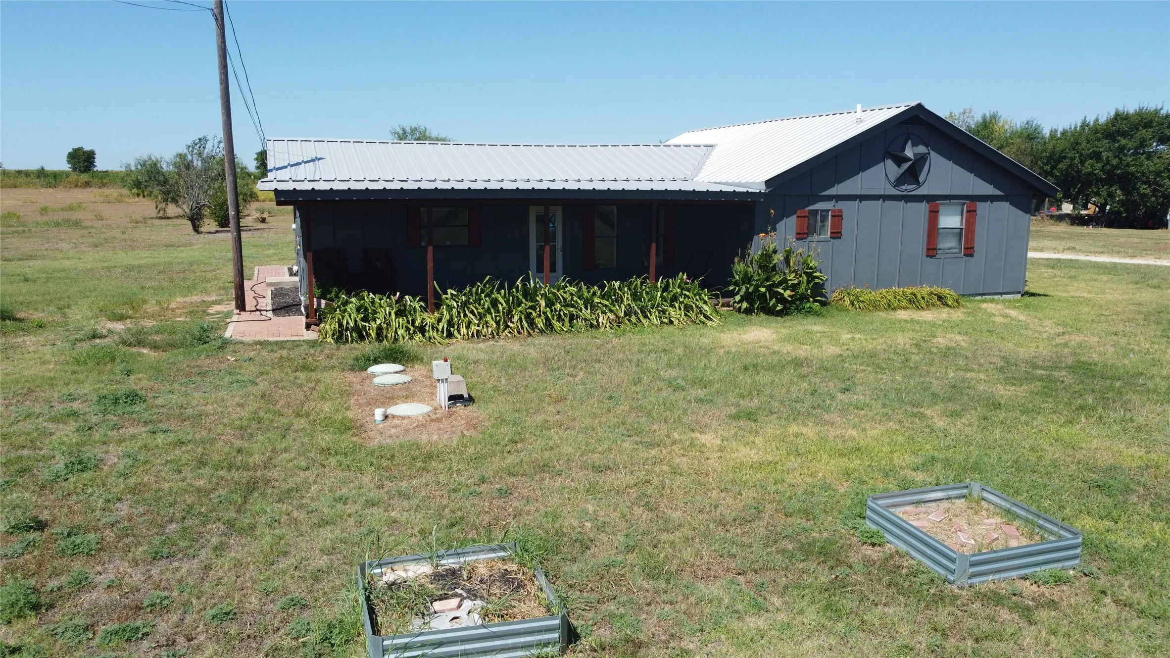 Single Family Residence For Sale in Falls County , 2515 US Highway 77 Highway, Lott, Texas 76656, 3 Bedroom, 2 Bathroom, Garage spaces, 1,716 Sqft, built in 1993, mls#21273339, Real Estate Agent in Lott, Homes For Sale in Falls county, Homes For Sale in Lott, Realtor in Lott Texas, Real Estate Brokerage Independent Realty Texas, Luminita Cordes Realtor