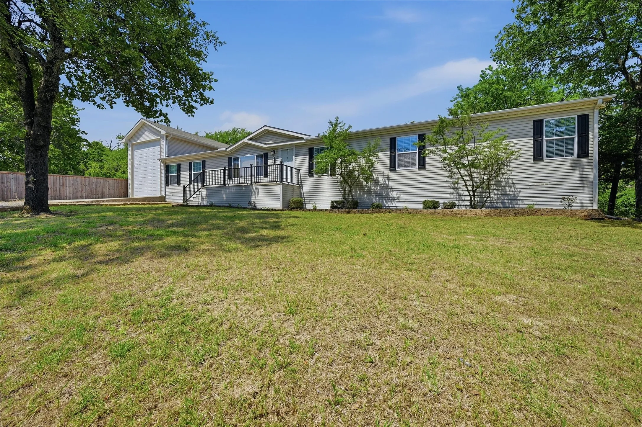 Single Family Residence For Sale in Grayson County , 212 Sunset Road, Pottsboro, Texas 75076, 4 Bedroom, 2 Bathroom, 2 Garage spaces, 2,303 Sqft, built in 2004, Price $485,000, mls#21272010, Real Estate Agent in Pottsboro, Homes For Sale in Grayson county, Homes For Sale in Pottsboro, Realtor in Pottsboro Texas, Real Estate Brokerage Independent Realty Texas, Luminita Cordes Realtor