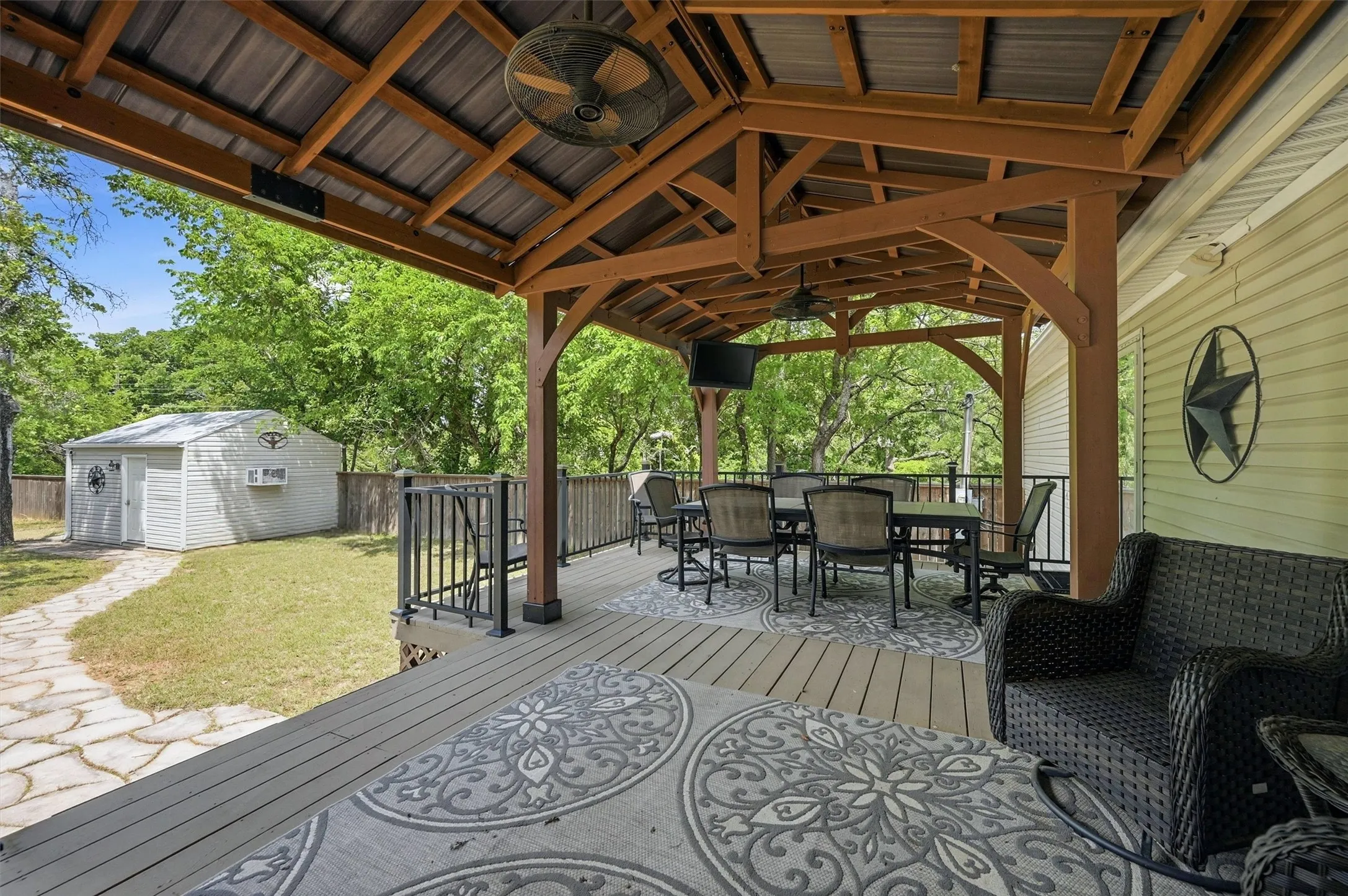 Single Family Residence For Sale in Grayson County , 212 Sunset Road, Pottsboro, Texas 75076, 4 Bedroom, 2 Bathroom, 2 Garage spaces, 2,303 Sqft, built in 2004, Price $485,000, mls#21272010, Real Estate Agent in Pottsboro, Homes For Sale in Grayson county, Homes For Sale in Pottsboro, Realtor in Pottsboro Texas, Real Estate Brokerage Independent Realty Texas, Luminita Cordes Realtor
