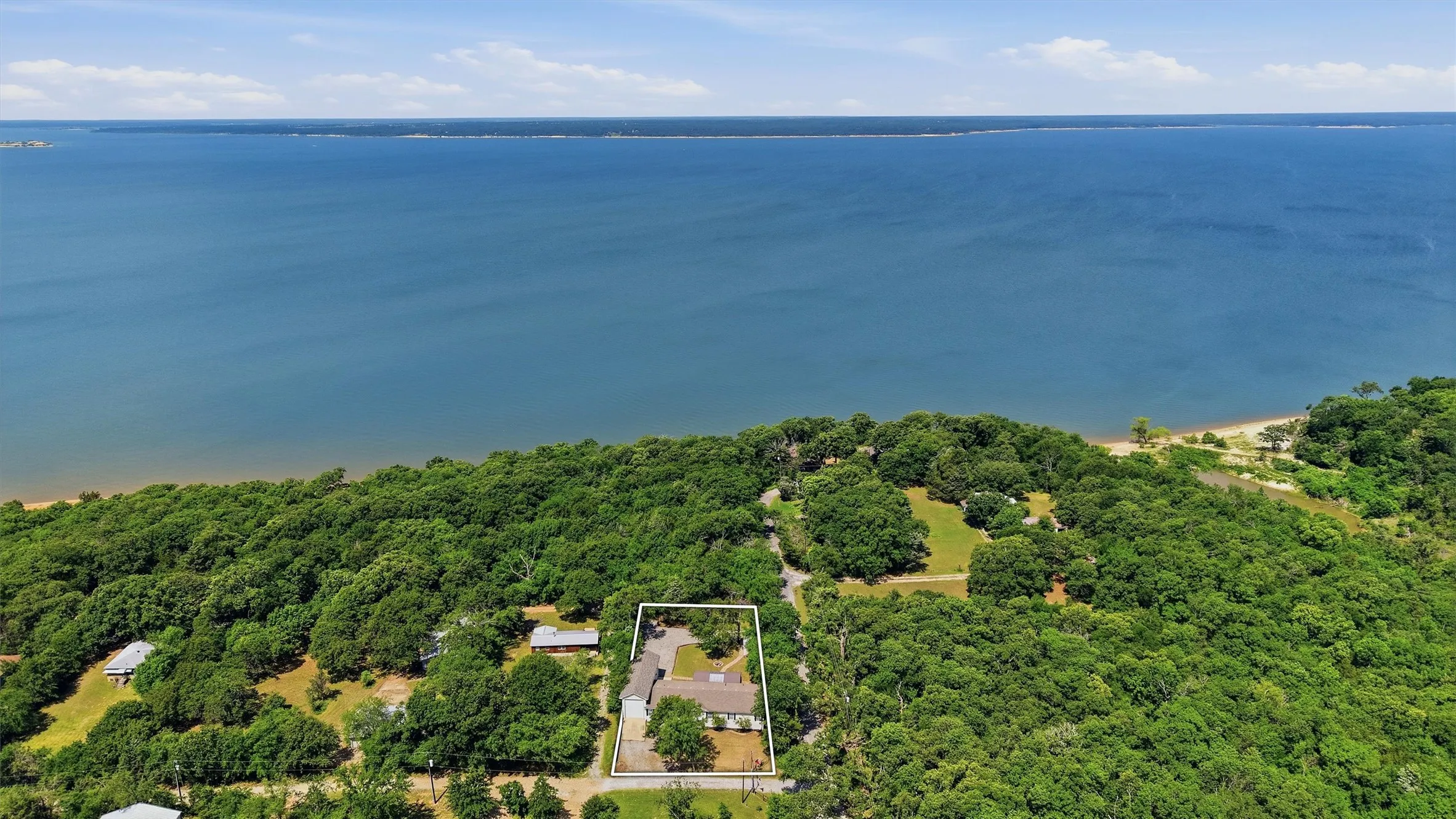 Single Family Residence For Sale in Grayson County , 212 Sunset Road, Pottsboro, Texas 75076, 4 Bedroom, 2 Bathroom, 2 Garage spaces, 2,303 Sqft, built in 2004, Price $485,000, mls#21272010, Real Estate Agent in Pottsboro, Homes For Sale in Grayson county, Homes For Sale in Pottsboro, Realtor in Pottsboro Texas, Real Estate Brokerage Independent Realty Texas, Luminita Cordes Realtor