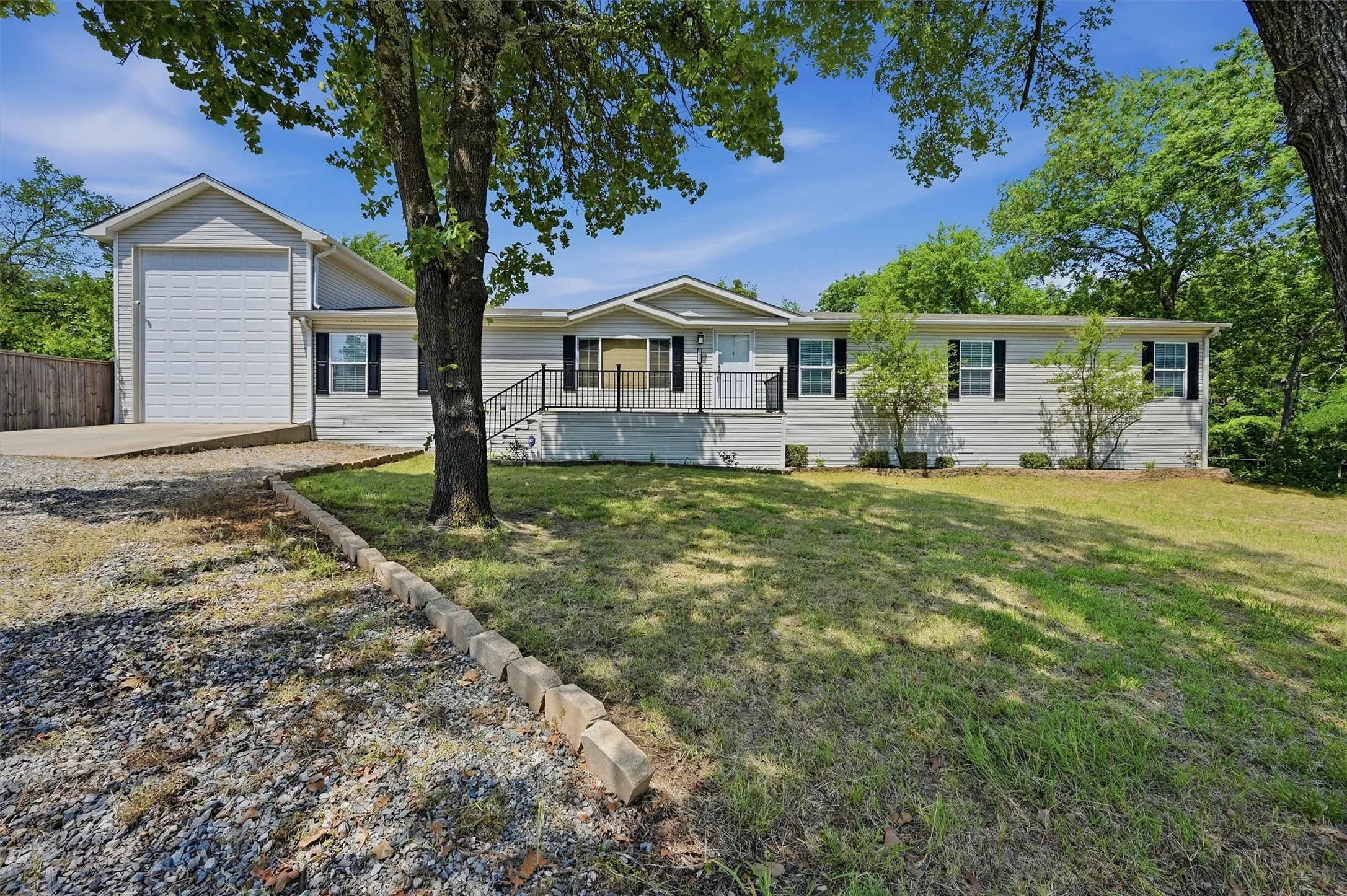 Single Family Residence For Sale in Grayson County , 212 Sunset Road, Pottsboro, Texas 75076, 4 Bedroom, 2 Bathroom, 2 Garage spaces, 2,303 Sqft, built in 2004, Price $485,000, mls#21272010, Real Estate Agent in Pottsboro, Homes For Sale in Grayson county, Homes For Sale in Pottsboro, Realtor in Pottsboro Texas, Real Estate Brokerage Independent Realty Texas, Luminita Cordes Realtor