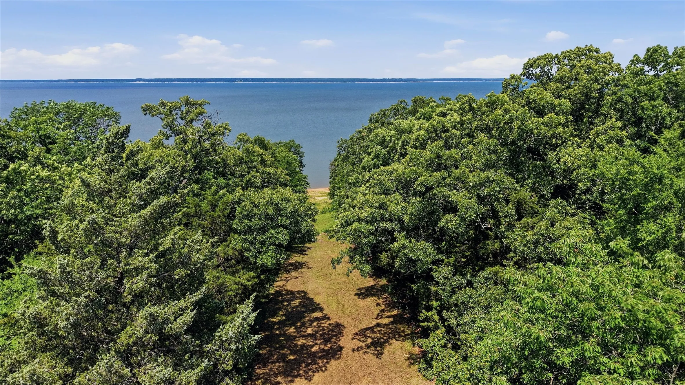 Single Family Residence For Sale in Grayson County , 212 Sunset Road, Pottsboro, Texas 75076, 4 Bedroom, 2 Bathroom, 2 Garage spaces, 2,303 Sqft, built in 2004, Price $485,000, mls#21272010, Real Estate Agent in Pottsboro, Homes For Sale in Grayson county, Homes For Sale in Pottsboro, Realtor in Pottsboro Texas, Real Estate Brokerage Independent Realty Texas, Luminita Cordes Realtor