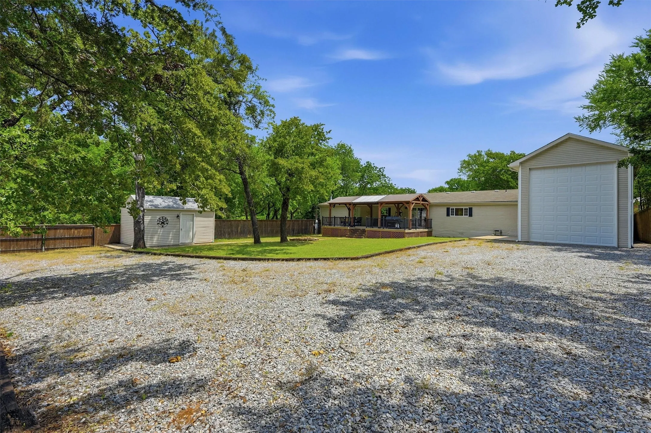 Single Family Residence For Sale in Grayson County , 212 Sunset Road, Pottsboro, Texas 75076, 4 Bedroom, 2 Bathroom, 2 Garage spaces, 2,303 Sqft, built in 2004, Price $485,000, mls#21272010, Real Estate Agent in Pottsboro, Homes For Sale in Grayson county, Homes For Sale in Pottsboro, Realtor in Pottsboro Texas, Real Estate Brokerage Independent Realty Texas, Luminita Cordes Realtor