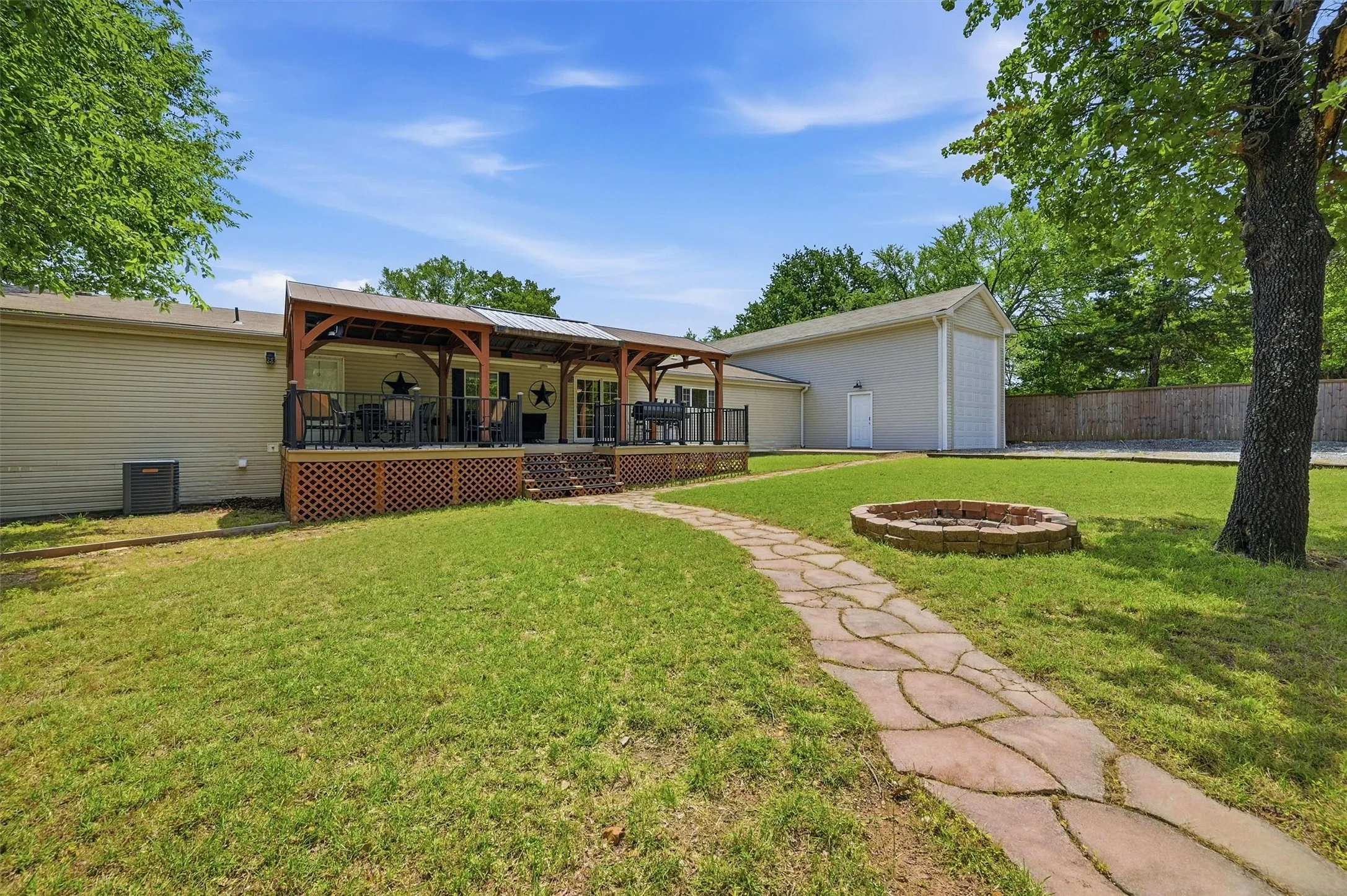 Single Family Residence For Sale in Grayson County , 212 Sunset Road, Pottsboro, Texas 75076, 4 Bedroom, 2 Bathroom, 2 Garage spaces, 2,303 Sqft, built in 2004, Price $485,000, mls#21272010, Real Estate Agent in Pottsboro, Homes For Sale in Grayson county, Homes For Sale in Pottsboro, Realtor in Pottsboro Texas, Real Estate Brokerage Independent Realty Texas, Luminita Cordes Realtor