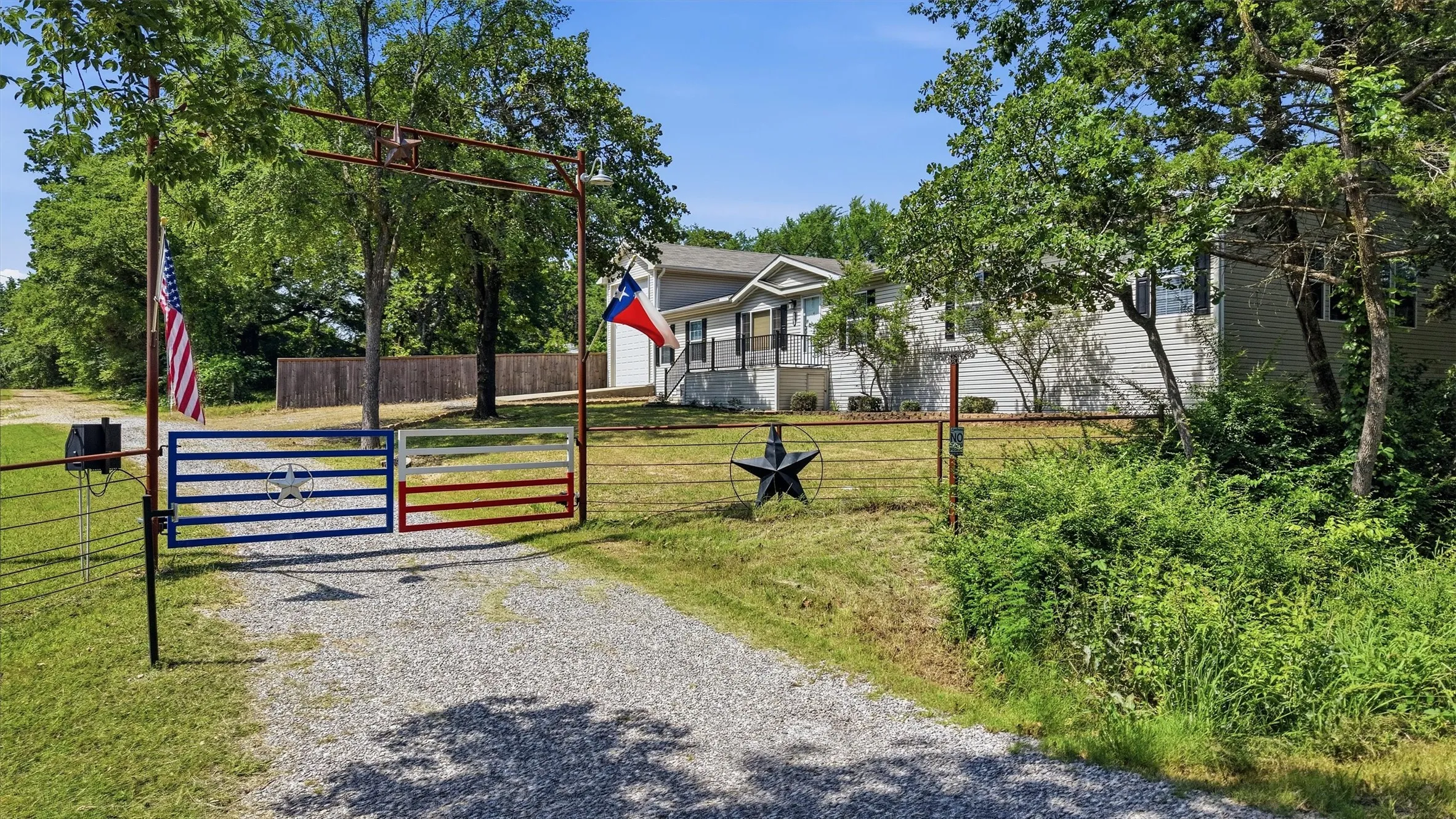 Single Family Residence For Sale in Grayson County , 212 Sunset Road, Pottsboro, Texas 75076, 4 Bedroom, 2 Bathroom, 2 Garage spaces, 2,303 Sqft, built in 2004, Price $485,000, mls#21272010, Real Estate Agent in Pottsboro, Homes For Sale in Grayson county, Homes For Sale in Pottsboro, Realtor in Pottsboro Texas, Real Estate Brokerage Independent Realty Texas, Luminita Cordes Realtor