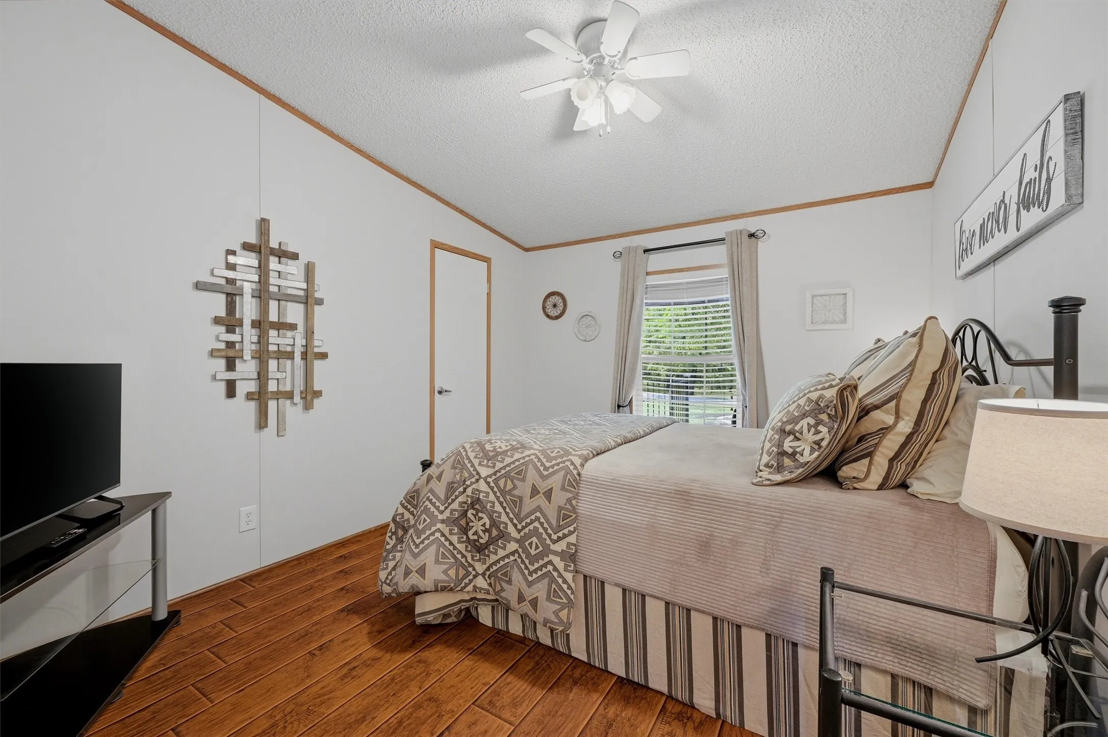 Single Family Residence For Sale in Grayson County , 212 Sunset Road, Pottsboro, Texas 75076, 4 Bedroom, 2 Bathroom, 2 Garage spaces, 2,303 Sqft, built in 2004, Price $485,000, mls#21272010, Real Estate Agent in Pottsboro, Homes For Sale in Grayson county, Homes For Sale in Pottsboro, Realtor in Pottsboro Texas, Real Estate Brokerage Independent Realty Texas, Luminita Cordes Realtor
