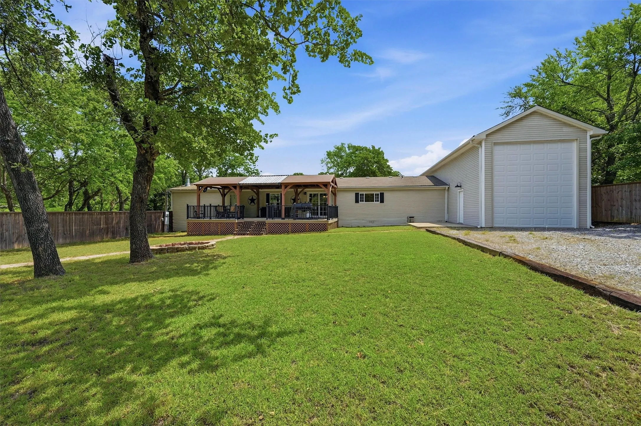 Single Family Residence For Sale in Grayson County , 212 Sunset Road, Pottsboro, Texas 75076, 4 Bedroom, 2 Bathroom, 2 Garage spaces, 2,303 Sqft, built in 2004, Price $485,000, mls#21272010, Real Estate Agent in Pottsboro, Homes For Sale in Grayson county, Homes For Sale in Pottsboro, Realtor in Pottsboro Texas, Real Estate Brokerage Independent Realty Texas, Luminita Cordes Realtor