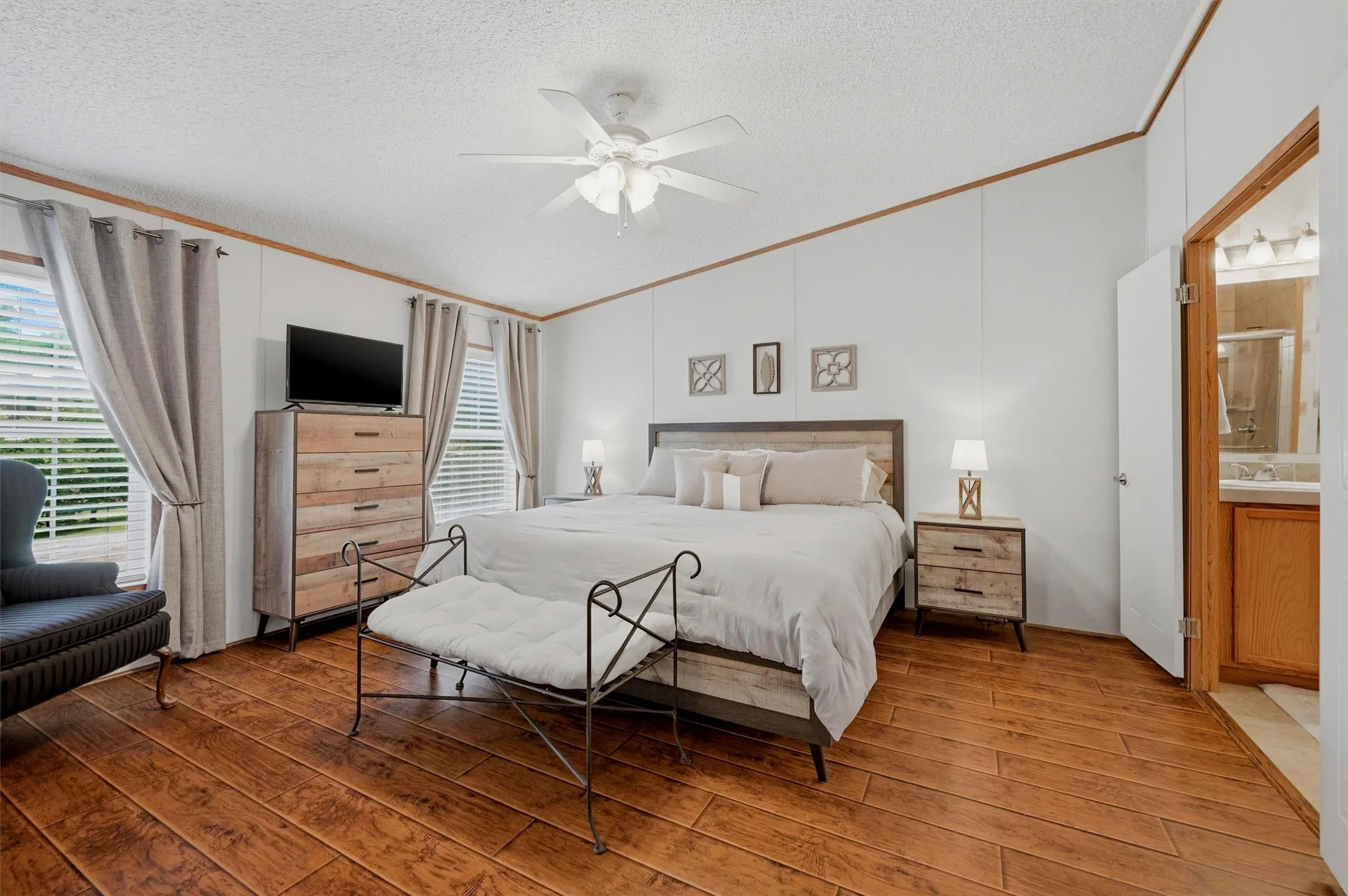 Single Family Residence For Sale in Grayson County , 212 Sunset Road, Pottsboro, Texas 75076, 4 Bedroom, 2 Bathroom, 2 Garage spaces, 2,303 Sqft, built in 2004, Price $485,000, mls#21272010, Real Estate Agent in Pottsboro, Homes For Sale in Grayson county, Homes For Sale in Pottsboro, Realtor in Pottsboro Texas, Real Estate Brokerage Independent Realty Texas, Luminita Cordes Realtor