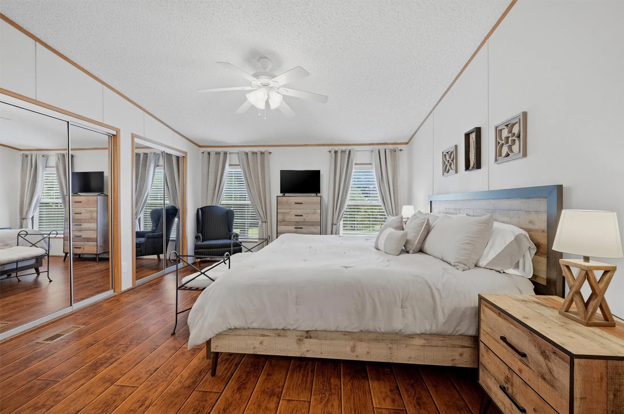Single Family Residence For Sale in Grayson County , 212 Sunset Road, Pottsboro, Texas 75076, 4 Bedroom, 2 Bathroom, 2 Garage spaces, 2,303 Sqft, built in 2004, Price $485,000, mls#21272010, Real Estate Agent in Pottsboro, Homes For Sale in Grayson county, Homes For Sale in Pottsboro, Realtor in Pottsboro Texas, Real Estate Brokerage Independent Realty Texas, Luminita Cordes Realtor
