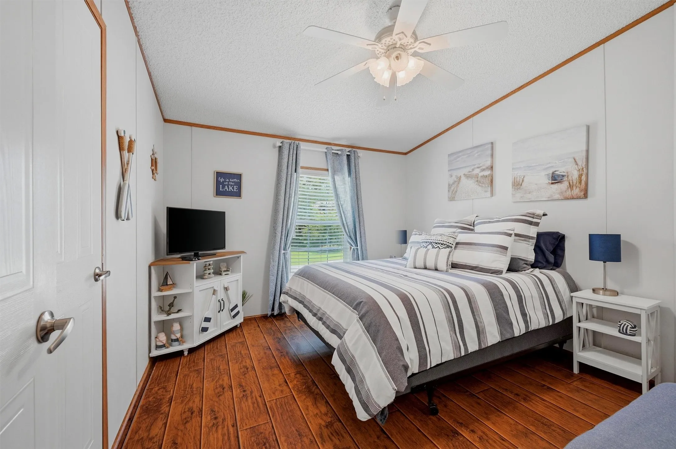 Single Family Residence For Sale in Grayson County , 212 Sunset Road, Pottsboro, Texas 75076, 4 Bedroom, 2 Bathroom, 2 Garage spaces, 2,303 Sqft, built in 2004, Price $485,000, mls#21272010, Real Estate Agent in Pottsboro, Homes For Sale in Grayson county, Homes For Sale in Pottsboro, Realtor in Pottsboro Texas, Real Estate Brokerage Independent Realty Texas, Luminita Cordes Realtor