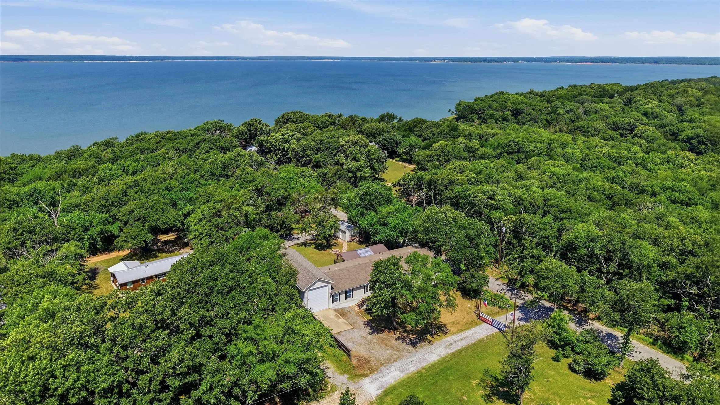 Single Family Residence For Sale in Grayson County , 212 Sunset Road, Pottsboro, Texas 75076, 4 Bedroom, 2 Bathroom, 2 Garage spaces, 2,303 Sqft, built in 2004, Price $485,000, mls#21272010, Real Estate Agent in Pottsboro, Homes For Sale in Grayson county, Homes For Sale in Pottsboro, Realtor in Pottsboro Texas, Real Estate Brokerage Independent Realty Texas, Luminita Cordes Realtor