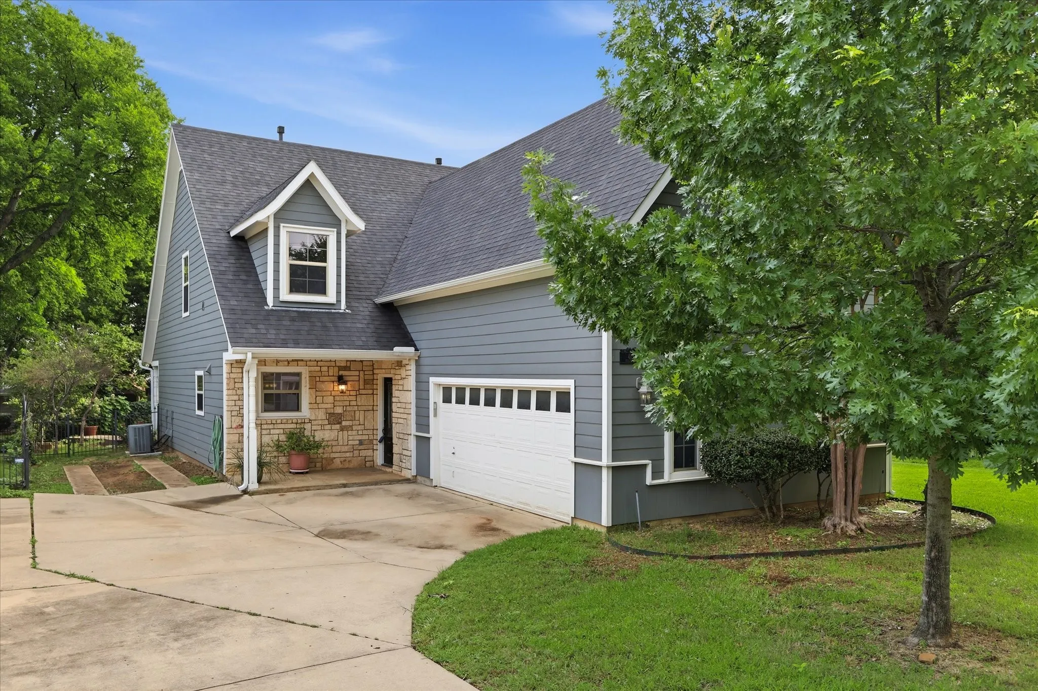 Single Family Residence For Sale in Denton County , 413 Collins Street, Argyle, Texas 76226, 4 Bedroom, 3 Bathroom, 2 Garage spaces, 2,371 Sqft, built in 2005, mls#21269638, Real Estate Agent in Argyle, Homes For Sale in Denton county, Homes For Sale in Argyle, Realtor in Argyle Texas, Real Estate Brokerage Independent Realty Texas, Luminita Cordes Realtor