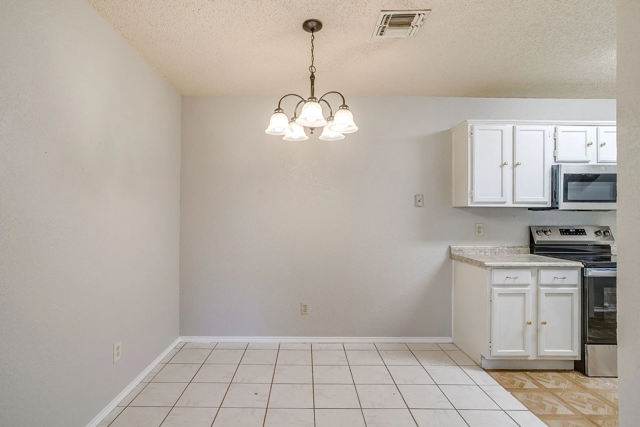 Duplex For Rent in Tarrant County , 4517 Compass Court, Fort Worth, Texas 76135, 2 Bedroom, 2 Bathroom, Garage spaces, 981 Sqft, built in 1985, mls#21271188, Real Estate Agent in Fort Worth, Homes For Rent in Tarrant county, Homes For Rent in Fort Worth, Realtor in Fort Worth Texas, Real Estate Brokerage Independent Realty Texas, Luminita Cordes Realtor