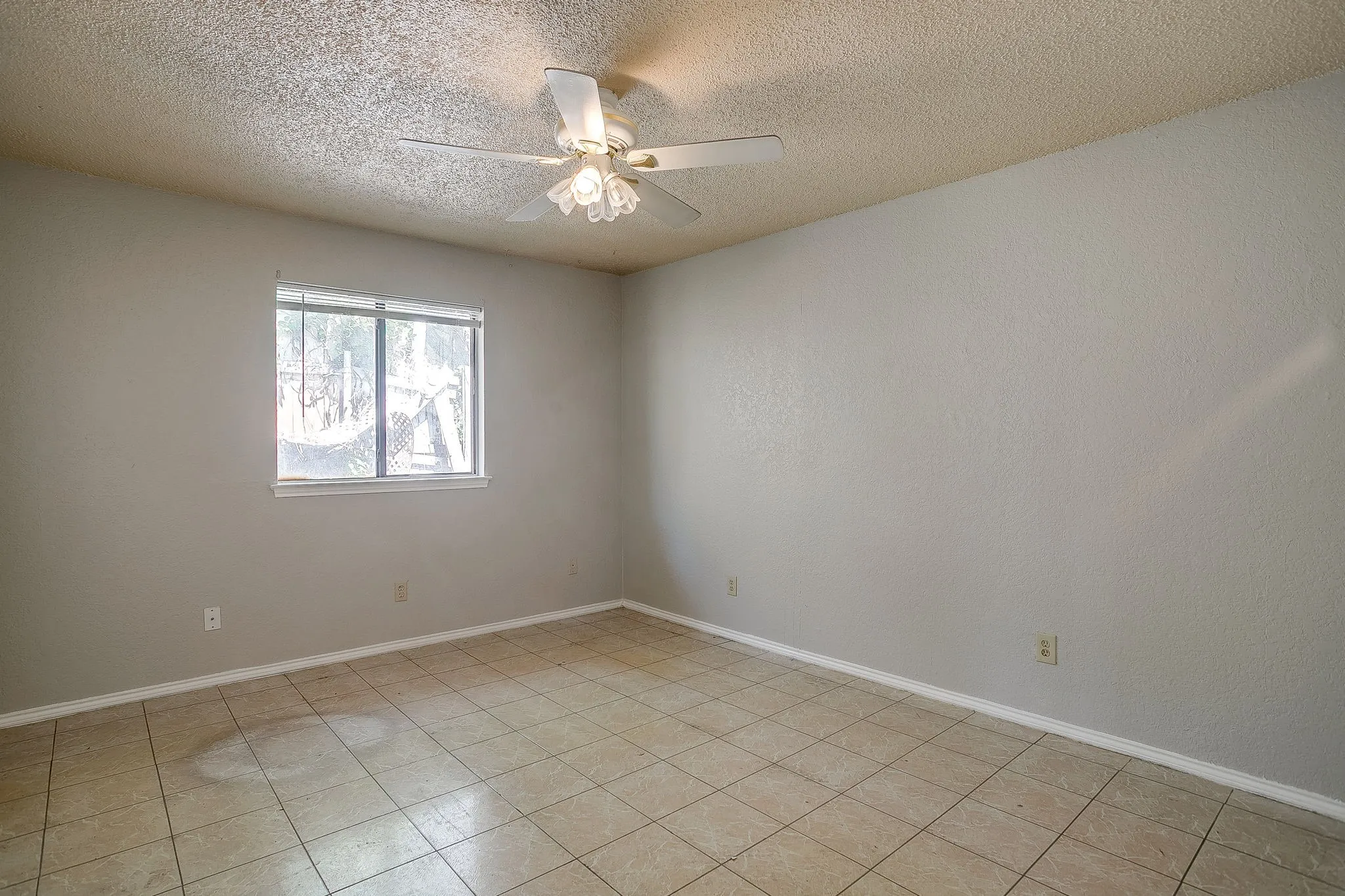 Duplex For Rent in Tarrant County , 4517 Compass Court, Fort Worth, Texas 76135, 2 Bedroom, 2 Bathroom, Garage spaces, 981 Sqft, built in 1985, mls#21271188, Real Estate Agent in Fort Worth, Homes For Rent in Tarrant county, Homes For Rent in Fort Worth, Realtor in Fort Worth Texas, Real Estate Brokerage Independent Realty Texas, Luminita Cordes Realtor