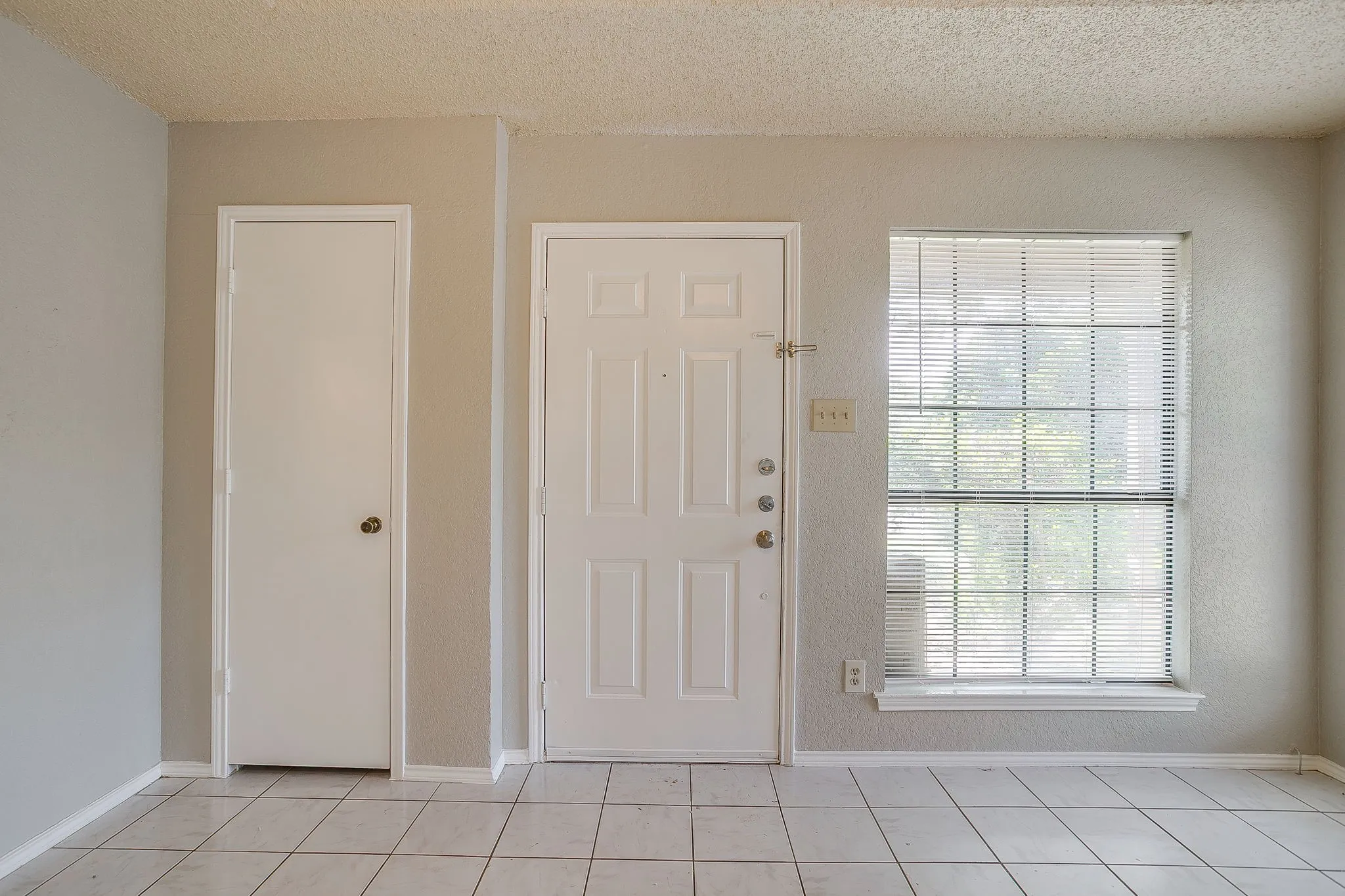 Duplex For Rent in Tarrant County , 4517 Compass Court, Fort Worth, Texas 76135, 2 Bedroom, 2 Bathroom, Garage spaces, 981 Sqft, built in 1985, mls#21271188, Real Estate Agent in Fort Worth, Homes For Rent in Tarrant county, Homes For Rent in Fort Worth, Realtor in Fort Worth Texas, Real Estate Brokerage Independent Realty Texas, Luminita Cordes Realtor
