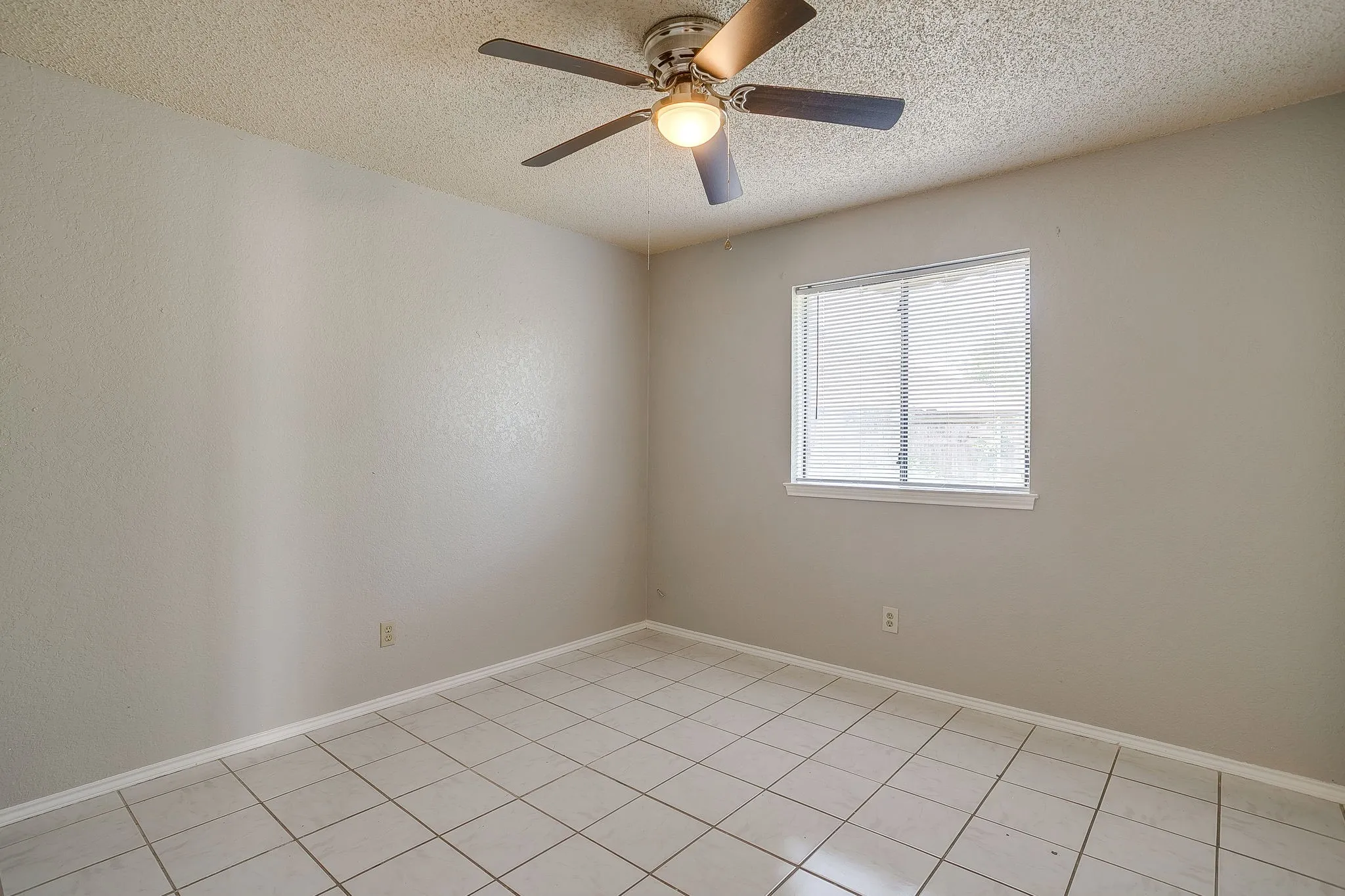Duplex For Rent in Tarrant County , 4517 Compass Court, Fort Worth, Texas 76135, 2 Bedroom, 2 Bathroom, Garage spaces, 981 Sqft, built in 1985, mls#21271188, Real Estate Agent in Fort Worth, Homes For Rent in Tarrant county, Homes For Rent in Fort Worth, Realtor in Fort Worth Texas, Real Estate Brokerage Independent Realty Texas, Luminita Cordes Realtor