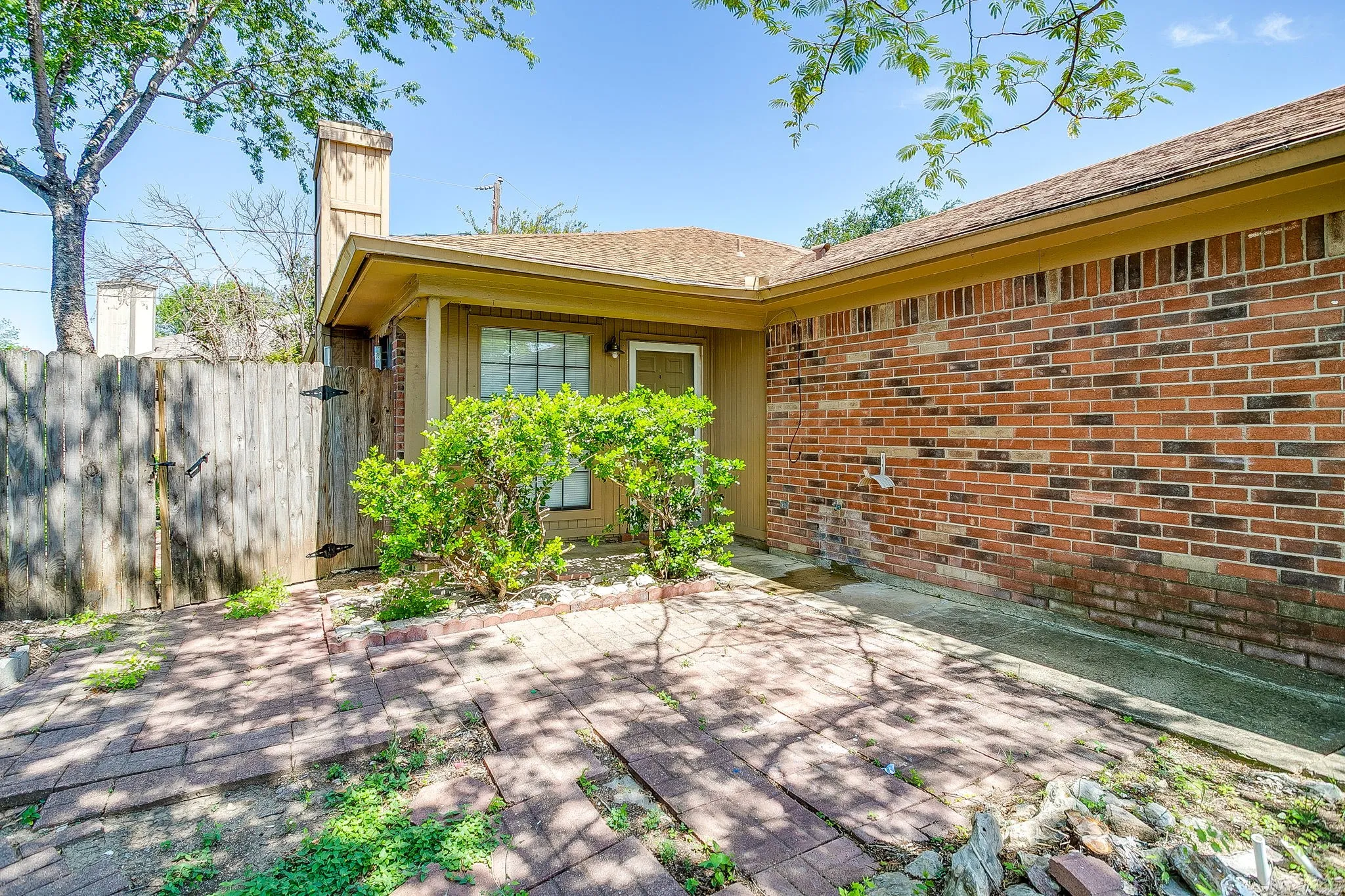 Duplex For Rent in Tarrant County , 4517 Compass Court, Fort Worth, Texas 76135, 2 Bedroom, 2 Bathroom, Garage spaces, 981 Sqft, built in 1985, mls#21271188, Real Estate Agent in Fort Worth, Homes For Rent in Tarrant county, Homes For Rent in Fort Worth, Realtor in Fort Worth Texas, Real Estate Brokerage Independent Realty Texas, Luminita Cordes Realtor