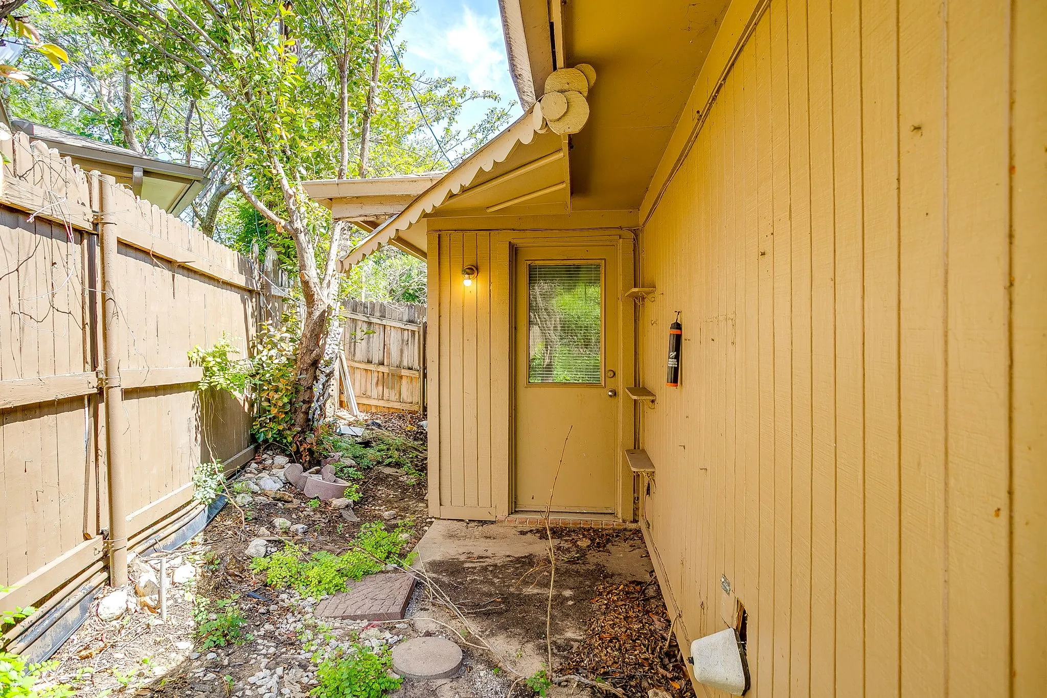 Duplex For Rent in Tarrant County , 4517 Compass Court, Fort Worth, Texas 76135, 2 Bedroom, 2 Bathroom, Garage spaces, 981 Sqft, built in 1985, mls#21271188, Real Estate Agent in Fort Worth, Homes For Rent in Tarrant county, Homes For Rent in Fort Worth, Realtor in Fort Worth Texas, Real Estate Brokerage Independent Realty Texas, Luminita Cordes Realtor
