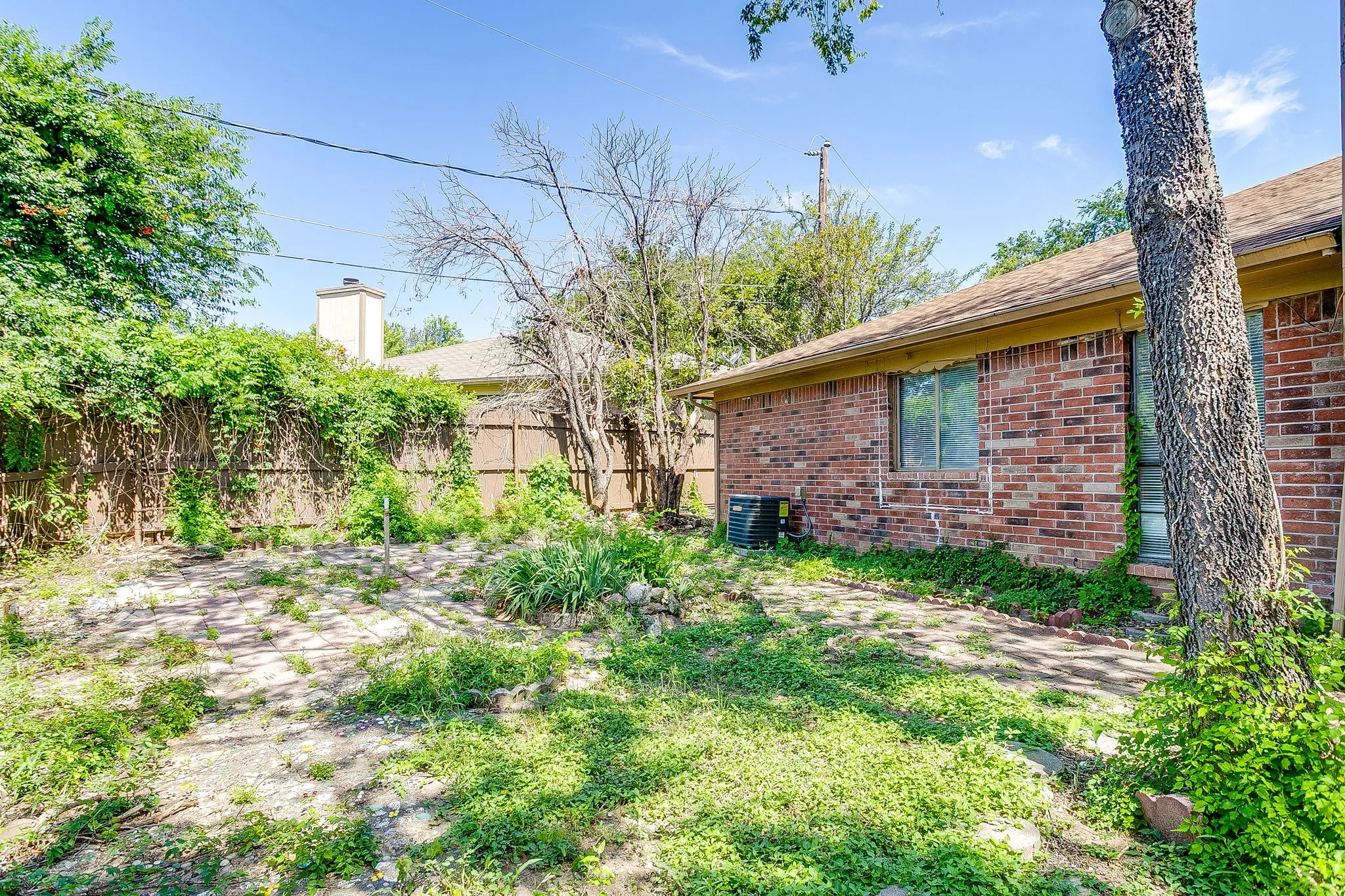Duplex For Rent in Tarrant County , 4517 Compass Court, Fort Worth, Texas 76135, 2 Bedroom, 2 Bathroom, Garage spaces, 981 Sqft, built in 1985, mls#21271188, Real Estate Agent in Fort Worth, Homes For Rent in Tarrant county, Homes For Rent in Fort Worth, Realtor in Fort Worth Texas, Real Estate Brokerage Independent Realty Texas, Luminita Cordes Realtor
