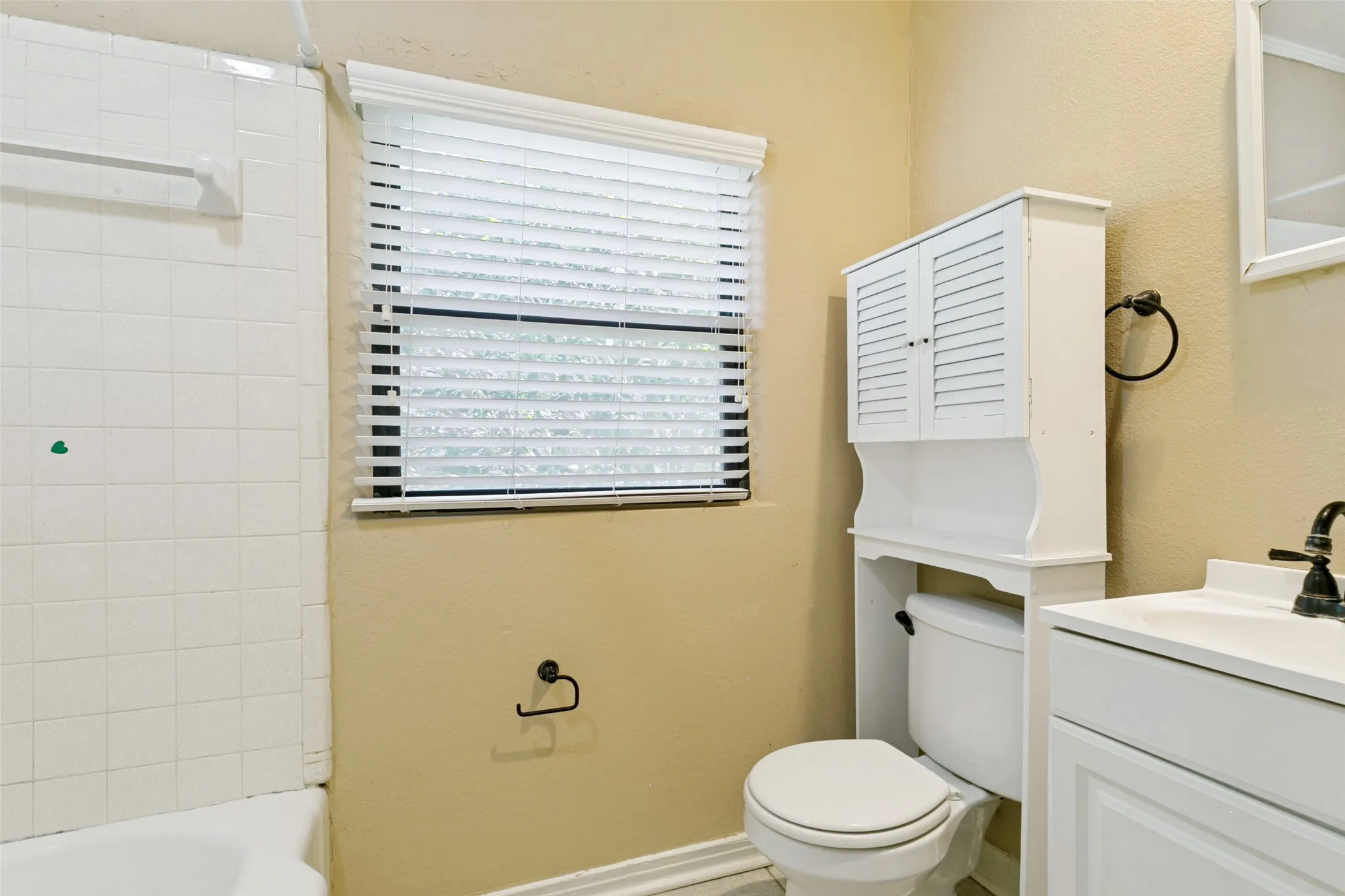 Single Family Residence For Rent in Tarrant County , 3904 Carolyn Road, Fort Worth, Texas 76109, 4 Bedroom, 2 Bathroom, Garage spaces, 1,266 Sqft, built in 1948, mls#21273470, Real Estate Agent in Fort Worth, Homes For Rent in Tarrant county, Homes For Rent in Fort Worth, Realtor in Fort Worth Texas, Real Estate Brokerage Independent Realty Texas, Luminita Cordes Realtor