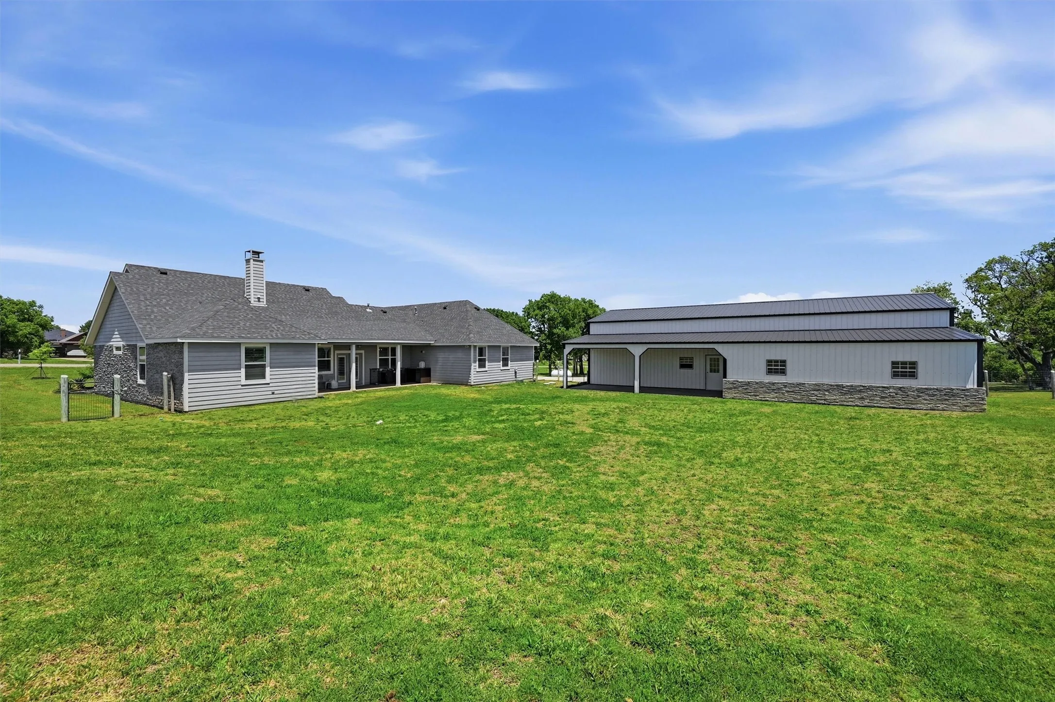 Single Family Residence For Sale in Grayson County , 662 Preakness Place Road, Van Alstyne, Texas 75495, 4 Bedrooms, 3 Bathrooms, 2 Garage spaces, 2,311 Sqft, built in 2017, Price $649,000, mls#21273473, Real Estate Agent in Van Alstyne, Homes For Sale in Grayson county, Homes For Sale in Van Alstyne, Realtor in Van Alstyne Texas, Real Estate Brokerage Independent Realty Texas, Luminita Cordes Realtor