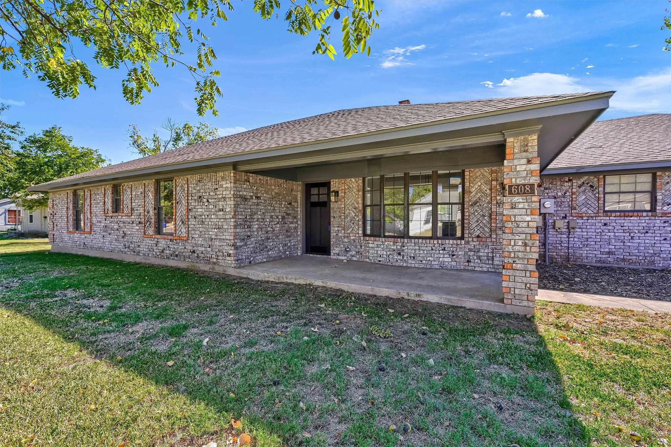 Single Family Residence For Sale in Grayson County , 608 North Avenue, Whitesboro, Texas 76273, 4 Bedroom, 3 Bathroom, 2 Garage spaces, 2,277 Sqft, built in 1985, mls#21273511, Real Estate Agent in Whitesboro, Homes For Sale in Grayson county, Homes For Sale in Whitesboro, Realtor in Whitesboro Texas, Real Estate Brokerage Independent Realty Texas, Luminita Cordes Realtor