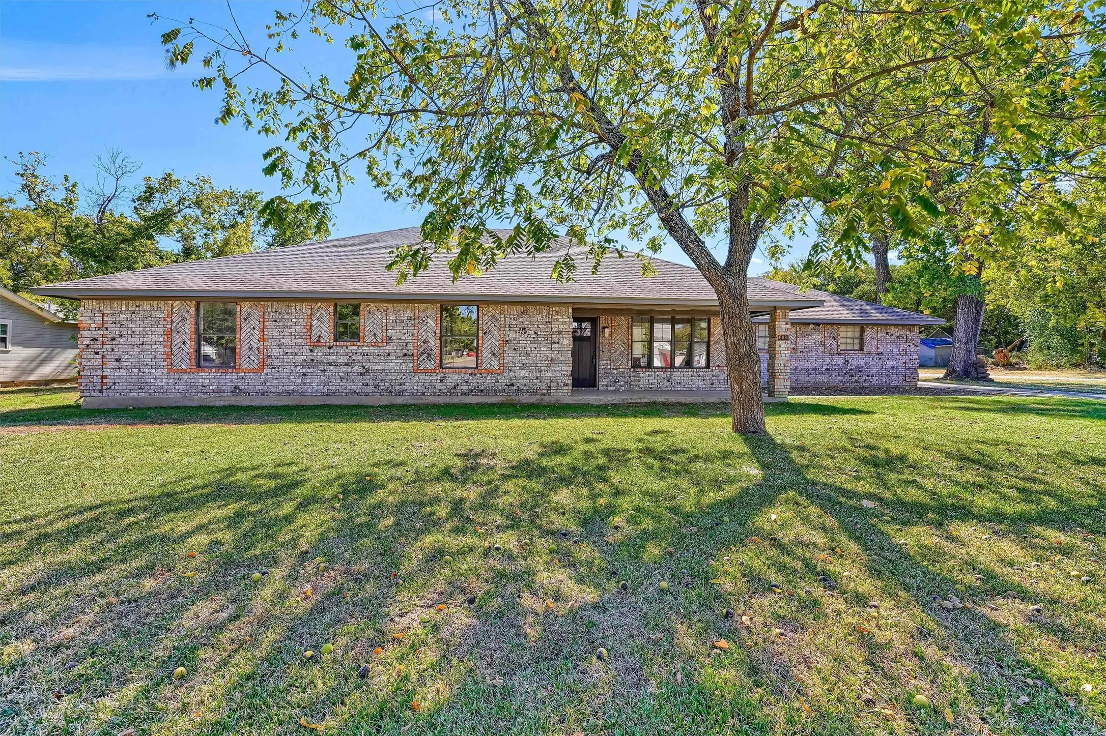 Single Family Residence For Sale in Grayson County , 608 North Avenue, Whitesboro, Texas 76273, 4 Bedroom, 3 Bathroom, 2 Garage spaces, 2,277 Sqft, built in 1985, mls#21273511, Real Estate Agent in Whitesboro, Homes For Sale in Grayson county, Homes For Sale in Whitesboro, Realtor in Whitesboro Texas, Real Estate Brokerage Independent Realty Texas, Luminita Cordes Realtor