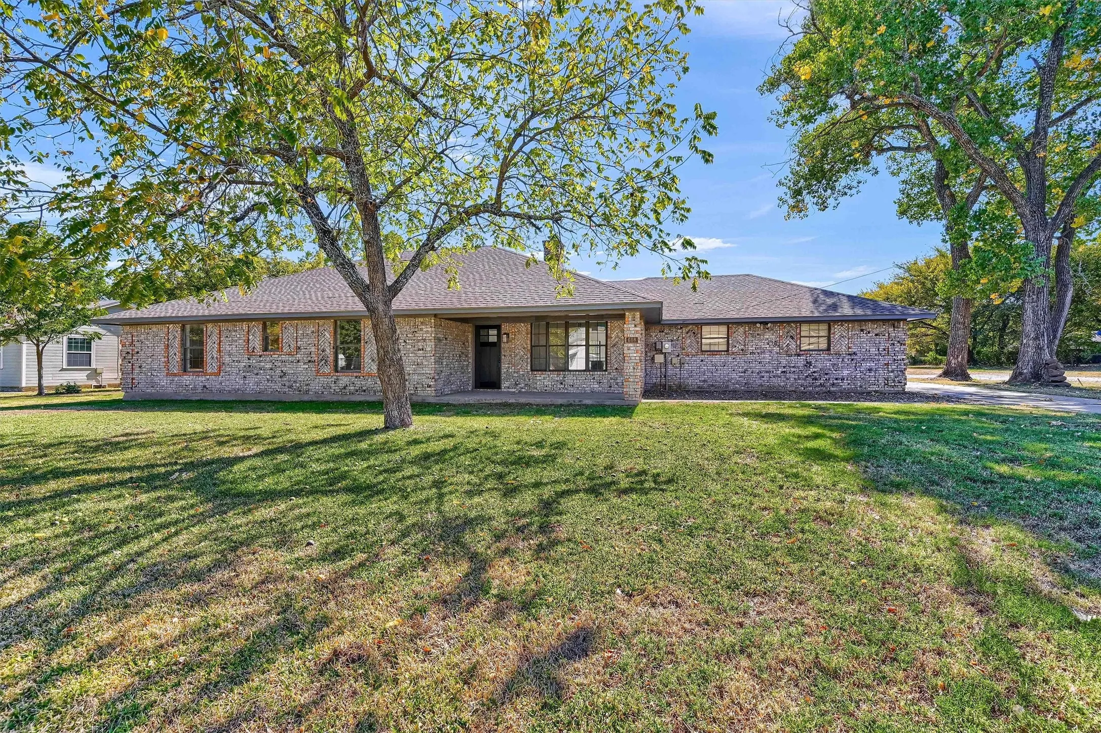 Single Family Residence For Sale in Grayson County , 608 North Avenue, Whitesboro, Texas 76273, 4 Bedroom, 3 Bathroom, 2 Garage spaces, 2,277 Sqft, built in 1985, mls#21273511, Real Estate Agent in Whitesboro, Homes For Sale in Grayson county, Homes For Sale in Whitesboro, Realtor in Whitesboro Texas, Real Estate Brokerage Independent Realty Texas, Luminita Cordes Realtor
