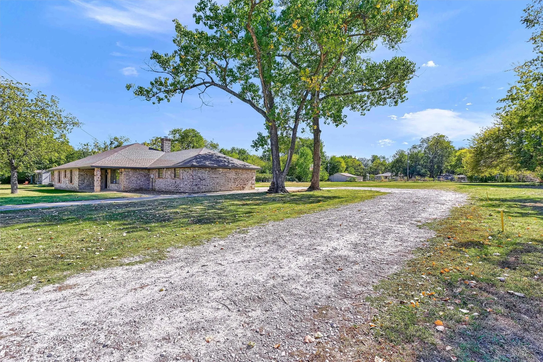 Single Family Residence For Sale in Grayson County , 608 North Avenue, Whitesboro, Texas 76273, 4 Bedroom, 3 Bathroom, 2 Garage spaces, 2,277 Sqft, built in 1985, mls#21273511, Real Estate Agent in Whitesboro, Homes For Sale in Grayson county, Homes For Sale in Whitesboro, Realtor in Whitesboro Texas, Real Estate Brokerage Independent Realty Texas, Luminita Cordes Realtor