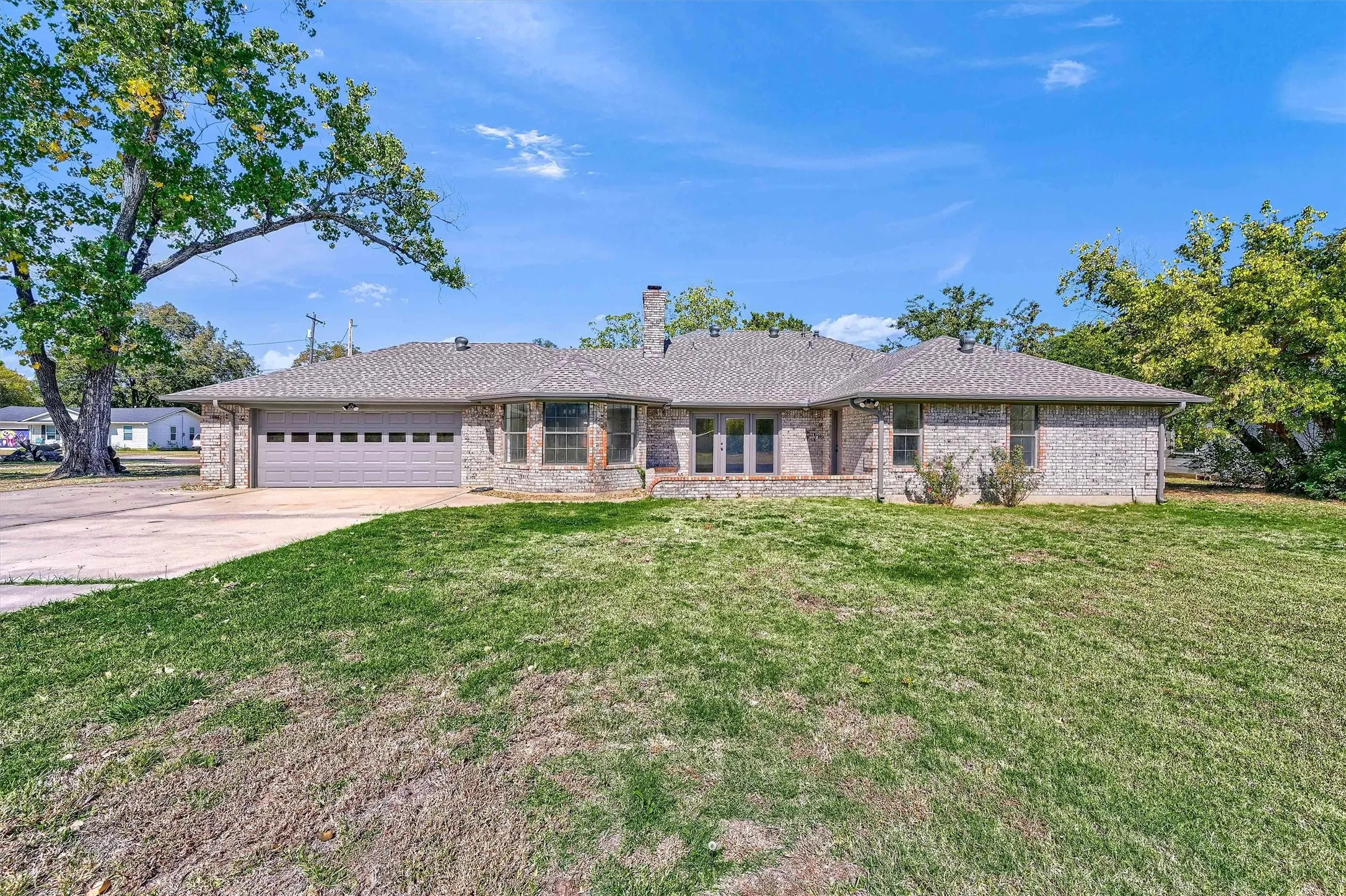 Single Family Residence For Sale in Grayson County , 608 North Avenue, Whitesboro, Texas 76273, 4 Bedroom, 3 Bathroom, 2 Garage spaces, 2,277 Sqft, built in 1985, mls#21273511, Real Estate Agent in Whitesboro, Homes For Sale in Grayson county, Homes For Sale in Whitesboro, Realtor in Whitesboro Texas, Real Estate Brokerage Independent Realty Texas, Luminita Cordes Realtor