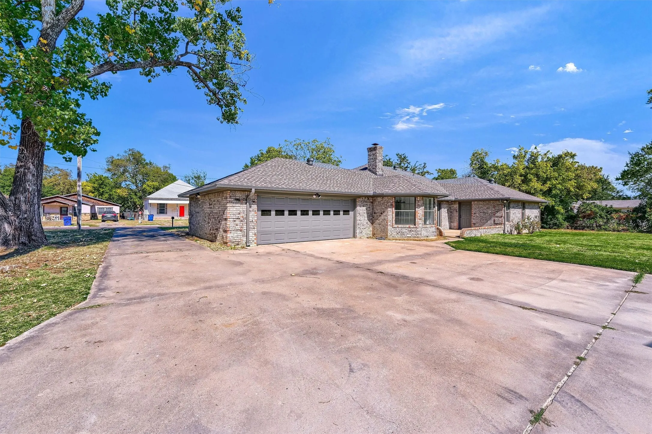 Single Family Residence For Sale in Grayson County , 608 North Avenue, Whitesboro, Texas 76273, 4 Bedroom, 3 Bathroom, 2 Garage spaces, 2,277 Sqft, built in 1985, mls#21273511, Real Estate Agent in Whitesboro, Homes For Sale in Grayson county, Homes For Sale in Whitesboro, Realtor in Whitesboro Texas, Real Estate Brokerage Independent Realty Texas, Luminita Cordes Realtor
