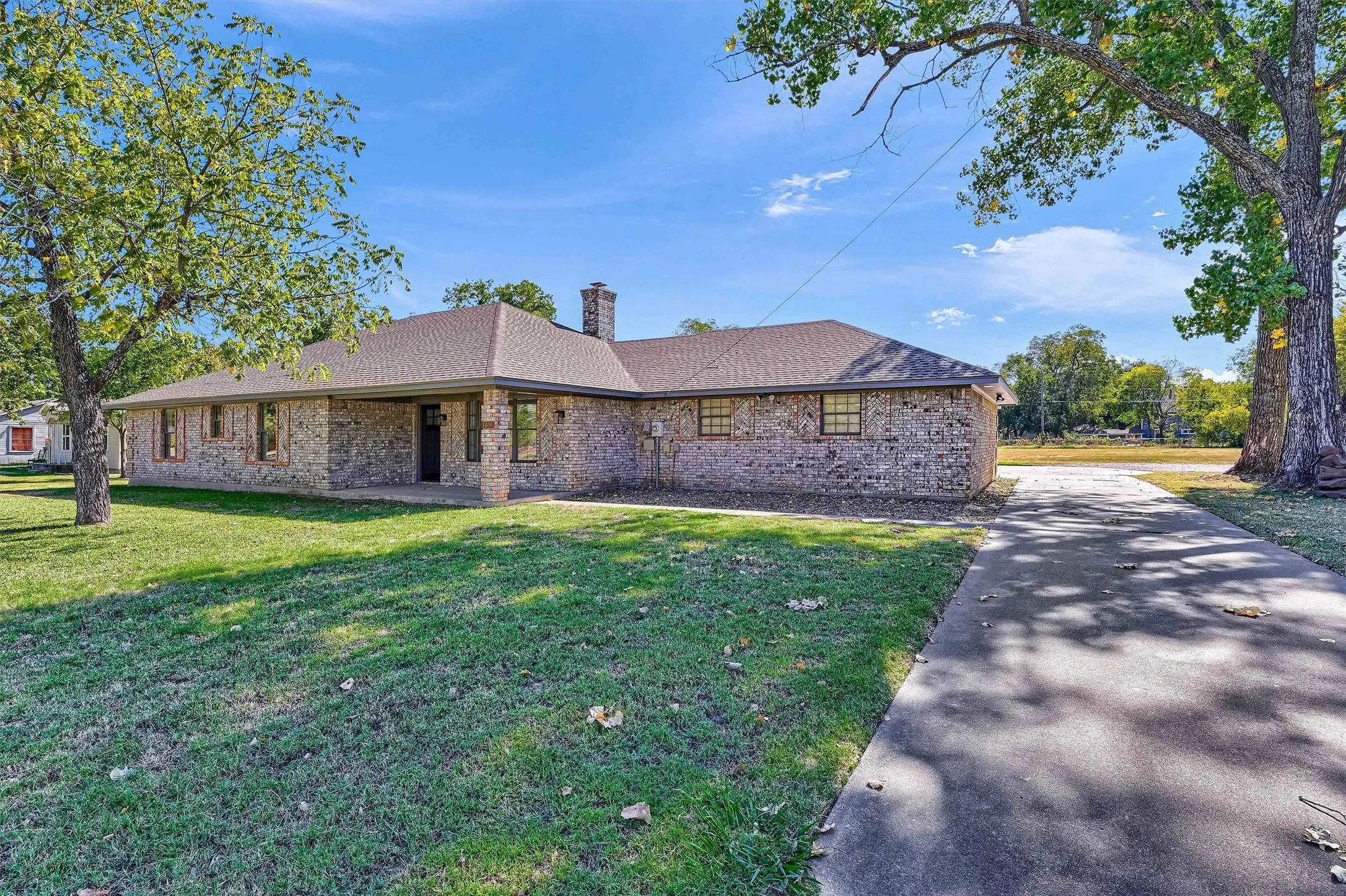 Single Family Residence For Sale in Grayson County , 608 North Avenue, Whitesboro, Texas 76273, 4 Bedroom, 3 Bathroom, 2 Garage spaces, 2,277 Sqft, built in 1985, mls#21273511, Real Estate Agent in Whitesboro, Homes For Sale in Grayson county, Homes For Sale in Whitesboro, Realtor in Whitesboro Texas, Real Estate Brokerage Independent Realty Texas, Luminita Cordes Realtor
